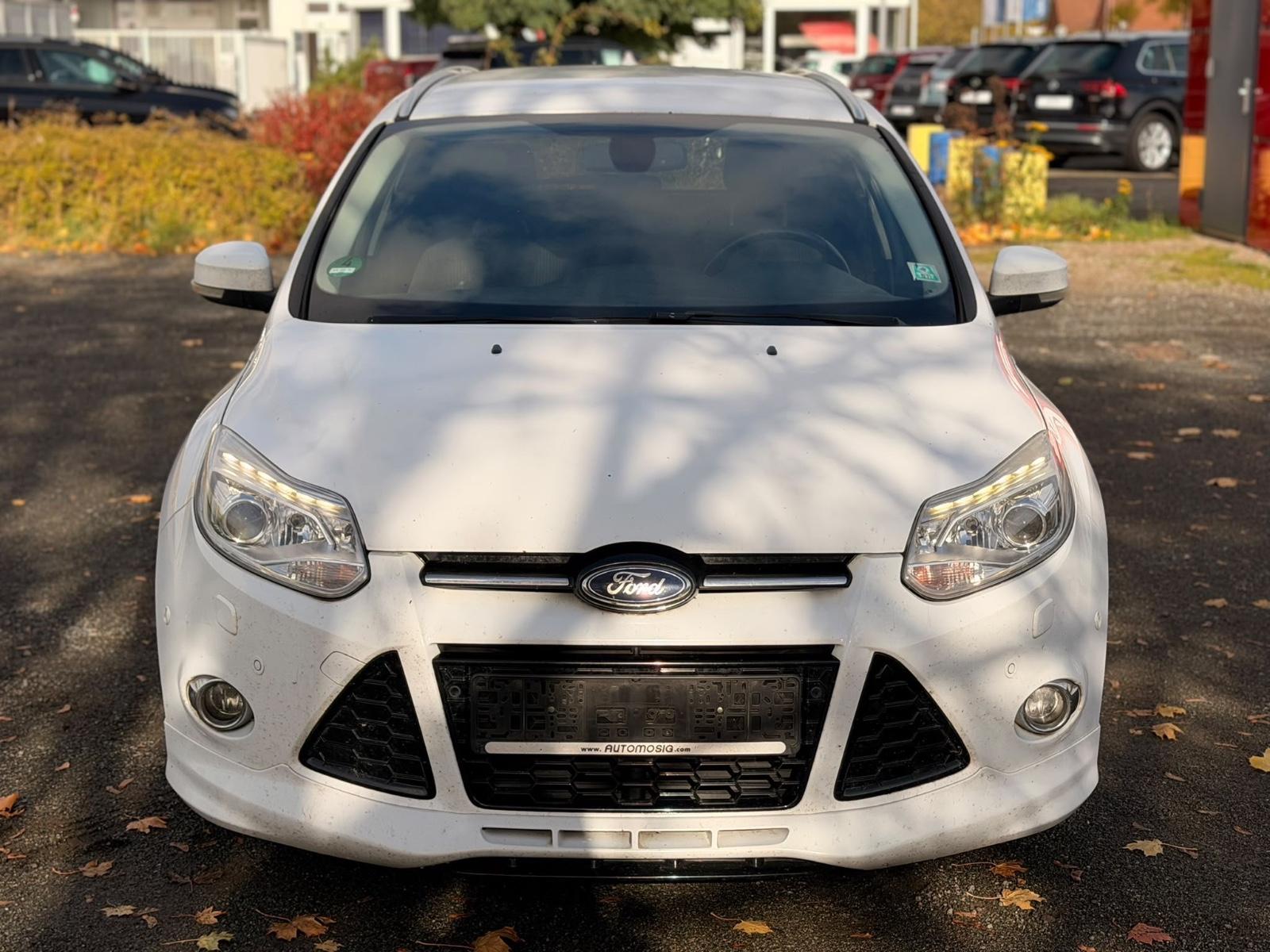 Ford Focus 2013 — вигляд ззаду