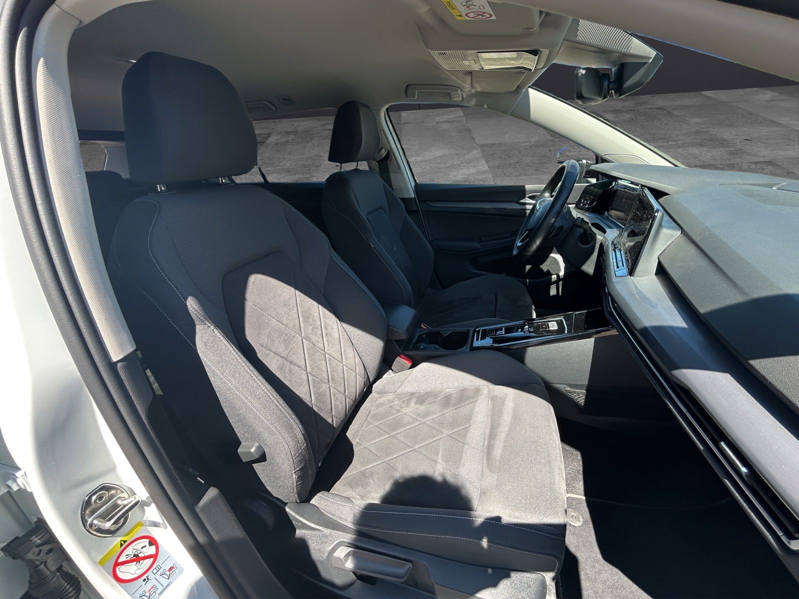 Fahrzeugabbildung Volkswagen Golf VIII Variant eTSI  Style DSG Matrix AHK Nav