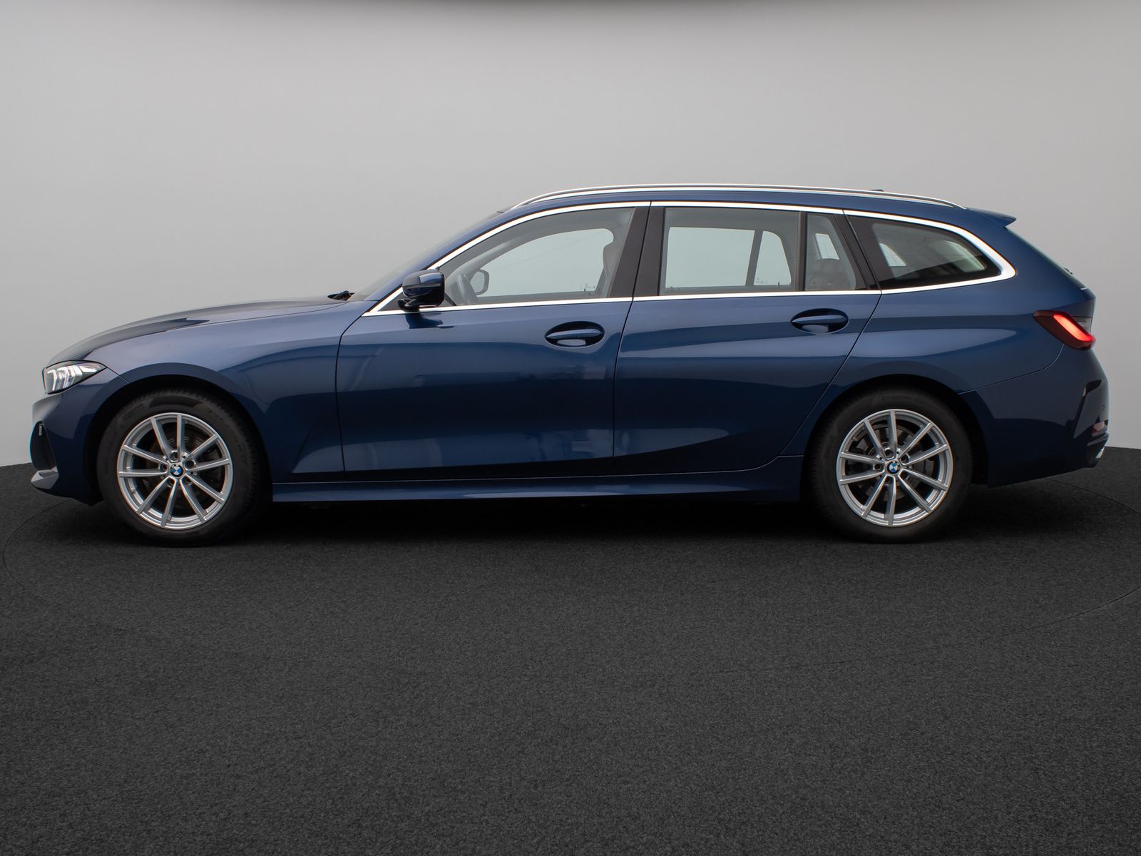 Fahrzeugabbildung BMW 320d xD  Panorama HUD DAB AHK Alarm PDC Sport
