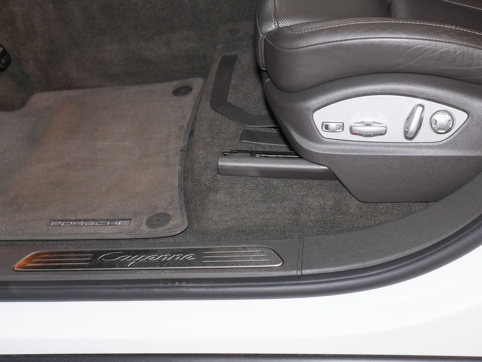 Fahrzeugabbildung Porsche Cayenne Diesel - LED|Pano|Stzhzg+belüft|Kam|21"