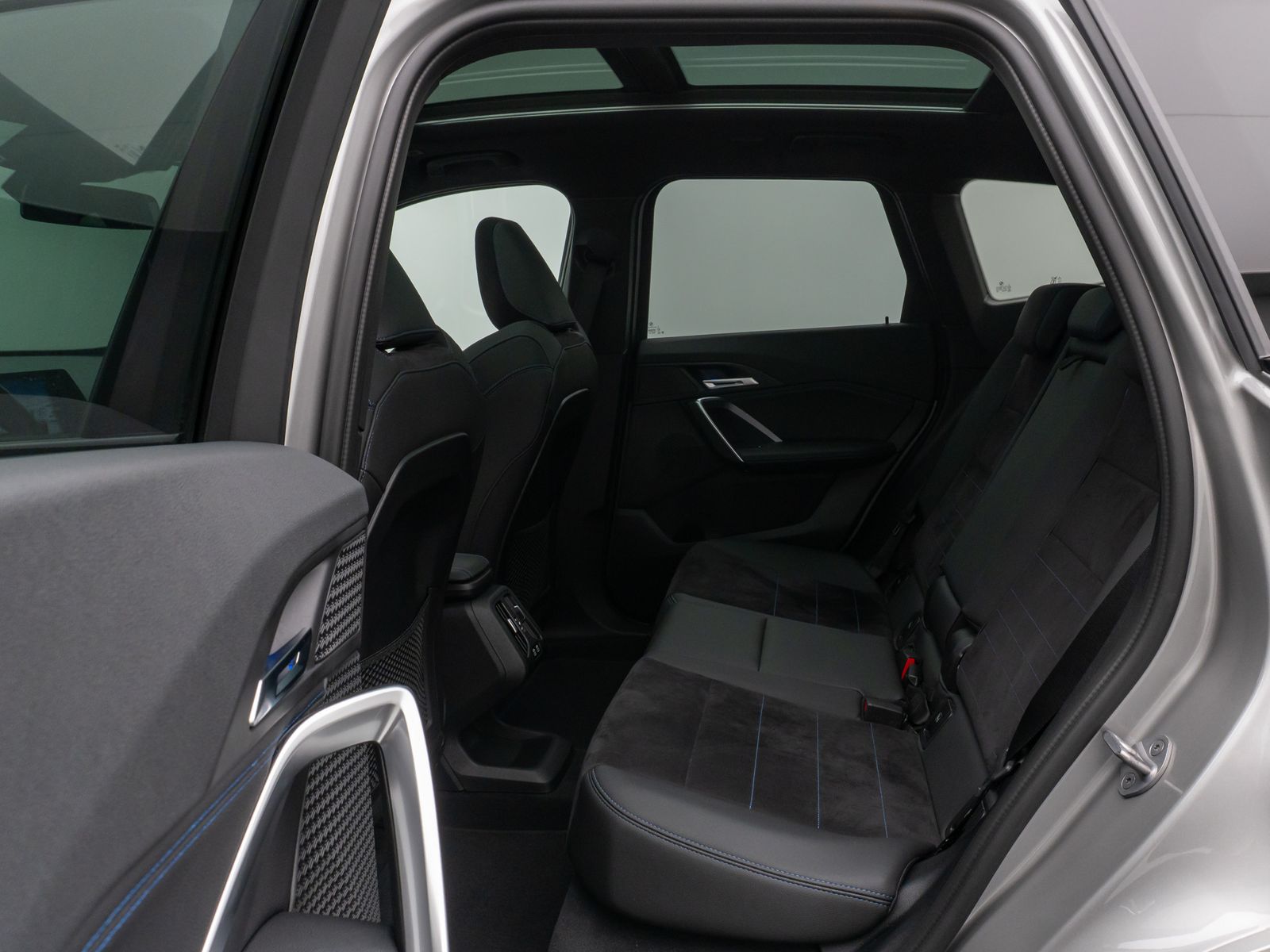 Fahrzeugabbildung BMW iX1 xD30 M Sport DAB Panorama Kamera Komfort 19"