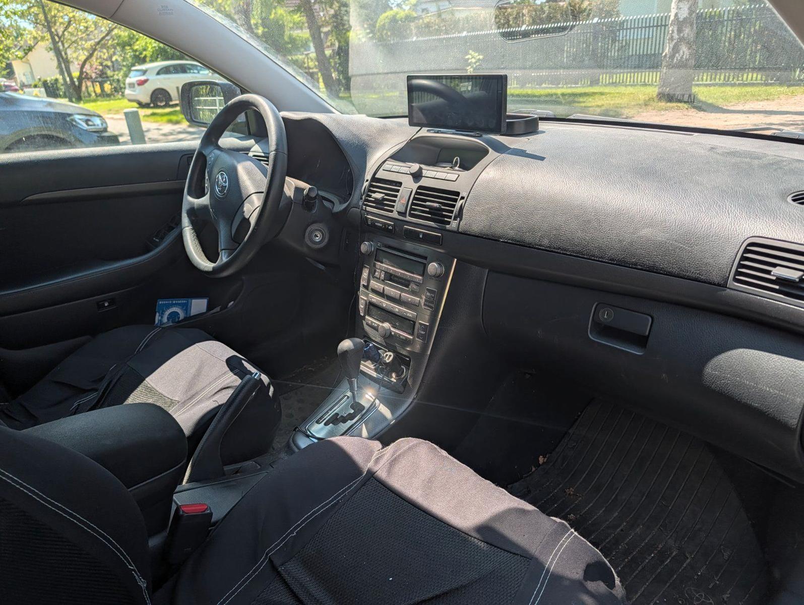 Toyota Avensis 2004 — вигляд ззаду