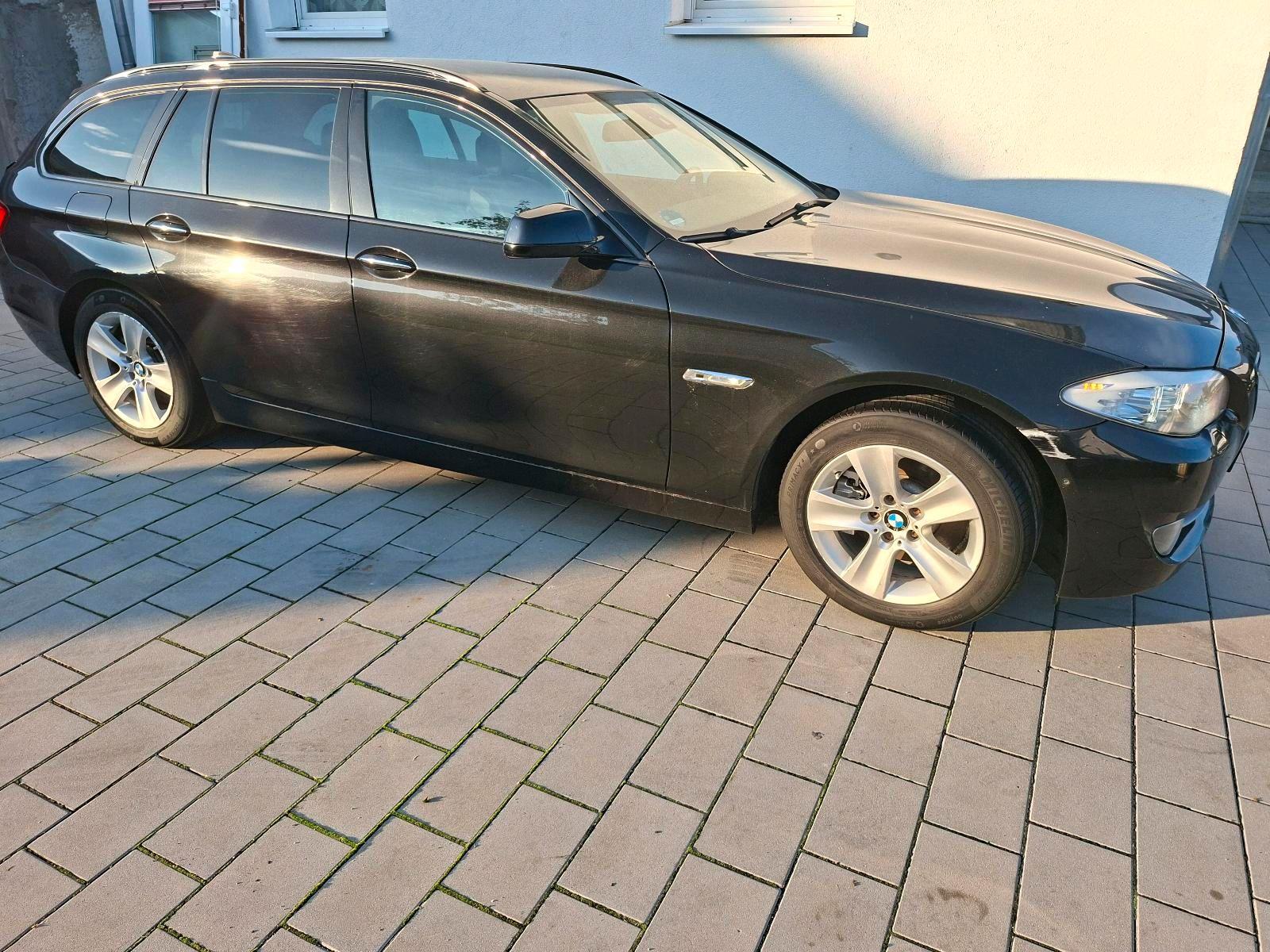 BMW 520 2011 — вигляд ззаду