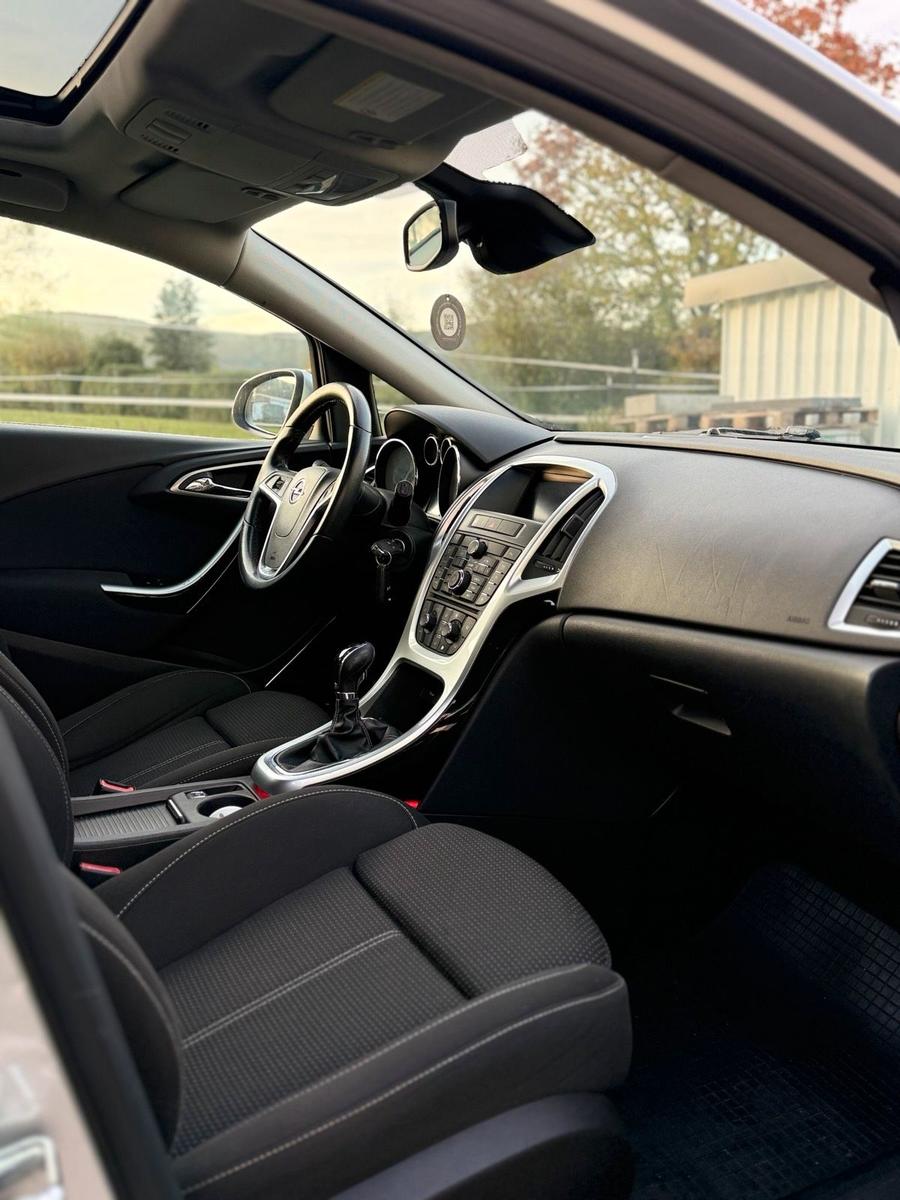 Opel Astra 2011 — photo 9