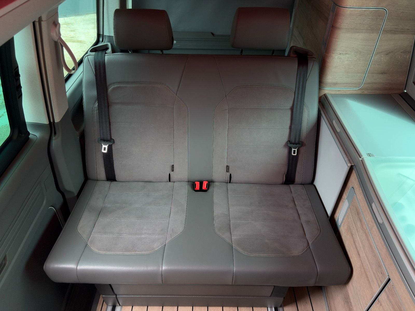 Fahrzeugabbildung Volkswagen T6.1 California Ocean 2.0 TDI Hub Küche Markise