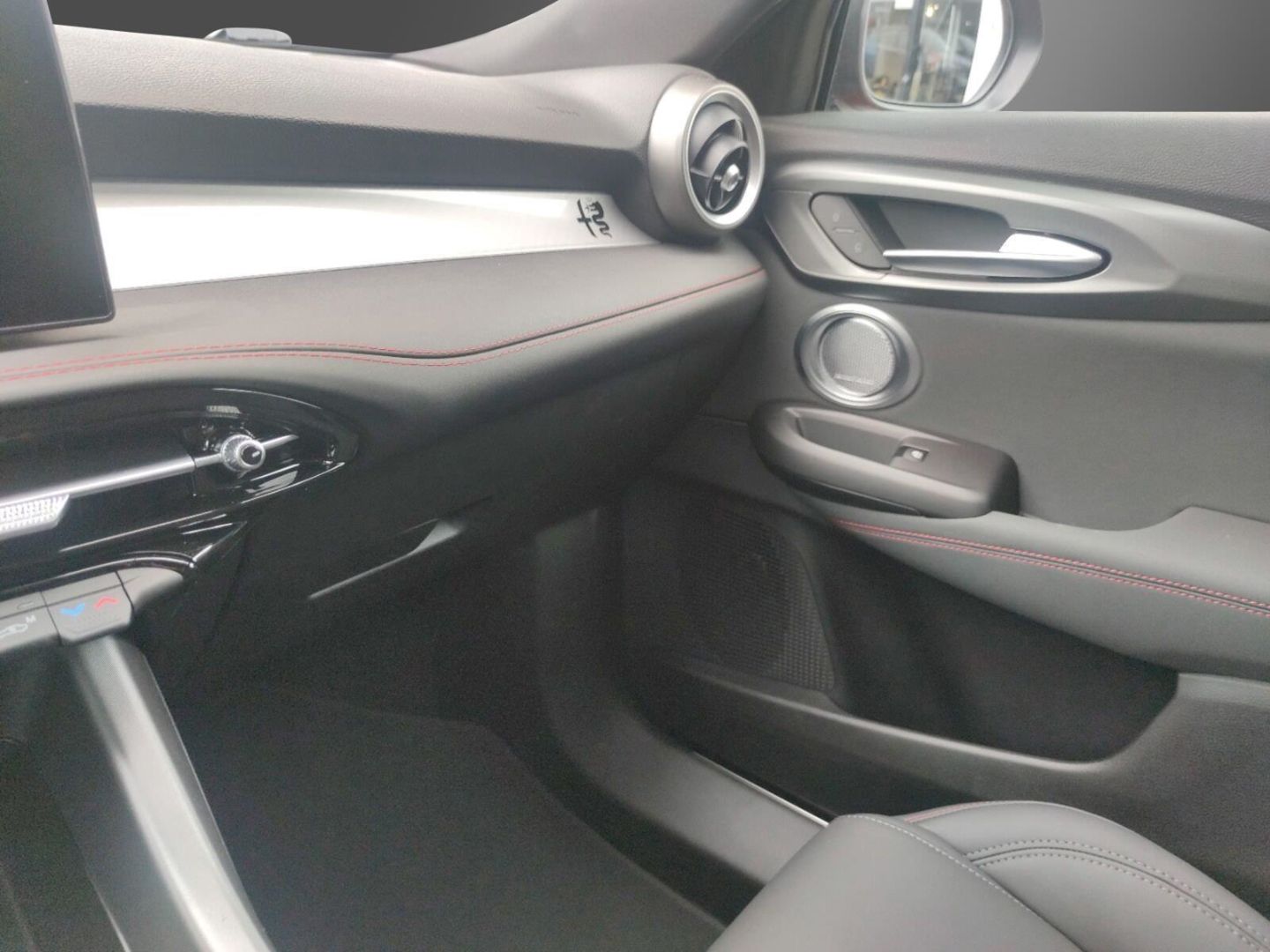 Fahrzeugabbildung Alfa Romeo Tonale Tributo Italiano 1.3 PHEV Q4 Harman Kardo