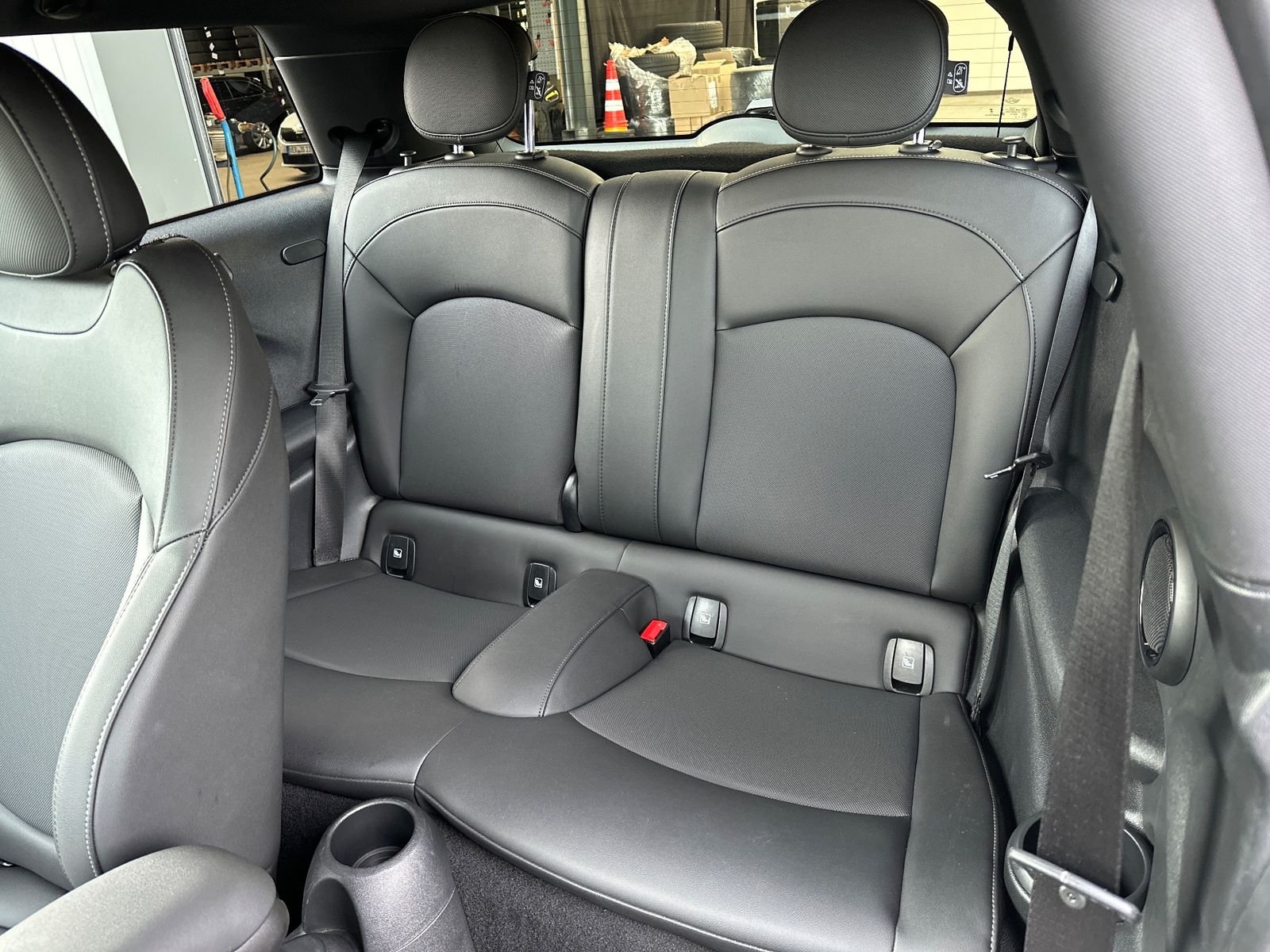 Fahrzeugabbildung MINI Cooper SE Classic Trim Black NAV+LED+KAM+SHZ