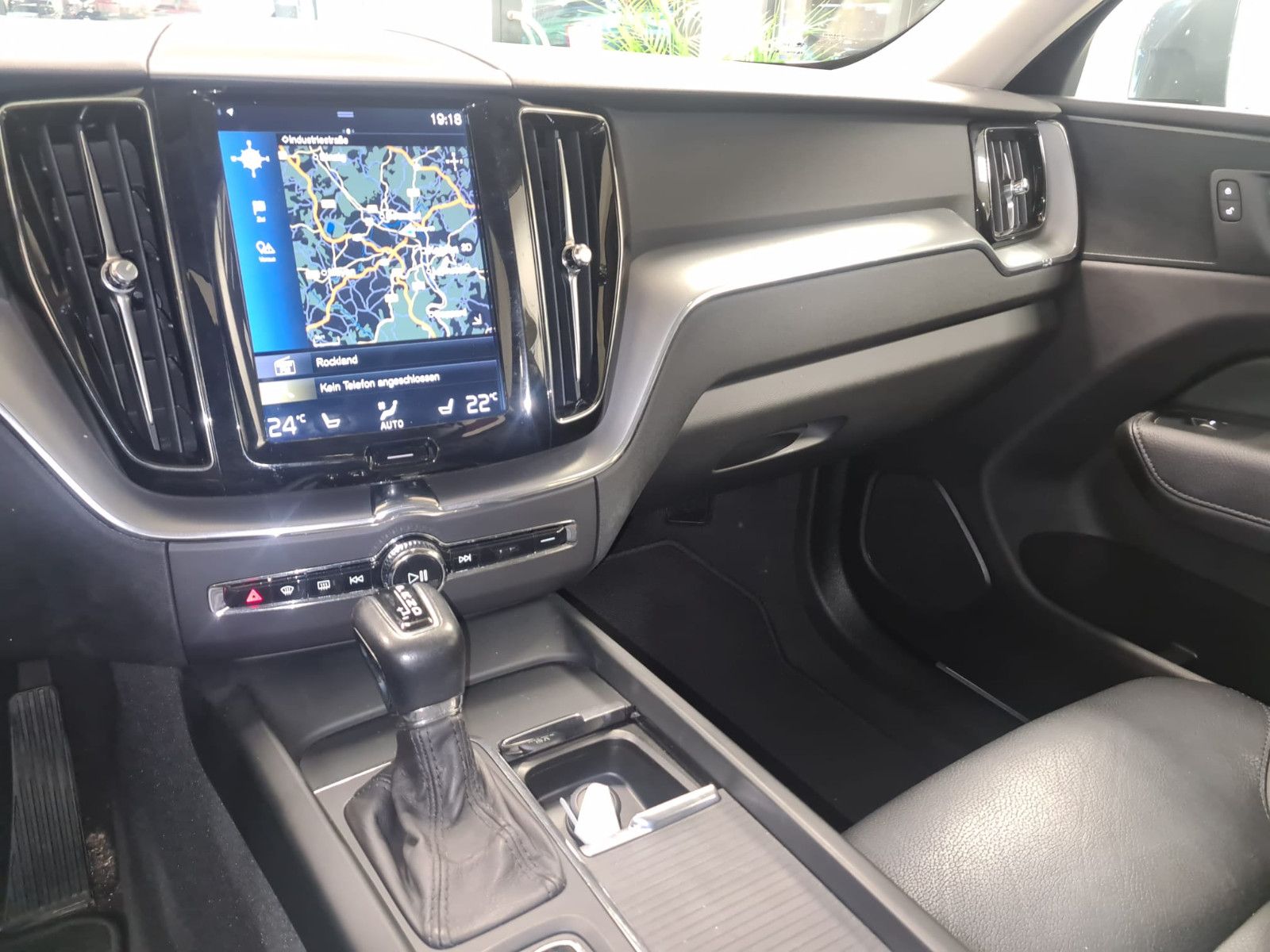 Fahrzeugabbildung Volvo XC60 Momentum AWD/NAVI/KLIMA/LEDER/GARANTIE