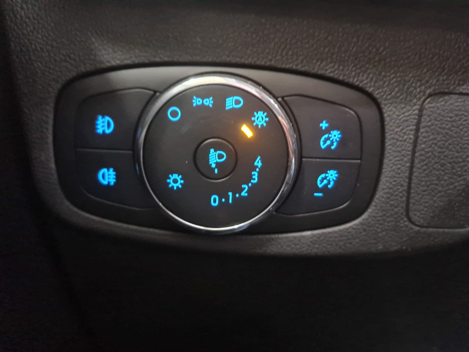 Fahrzeugabbildung Ford Focus Turnier Titanium / 1. Hand / SCHECKHEFT