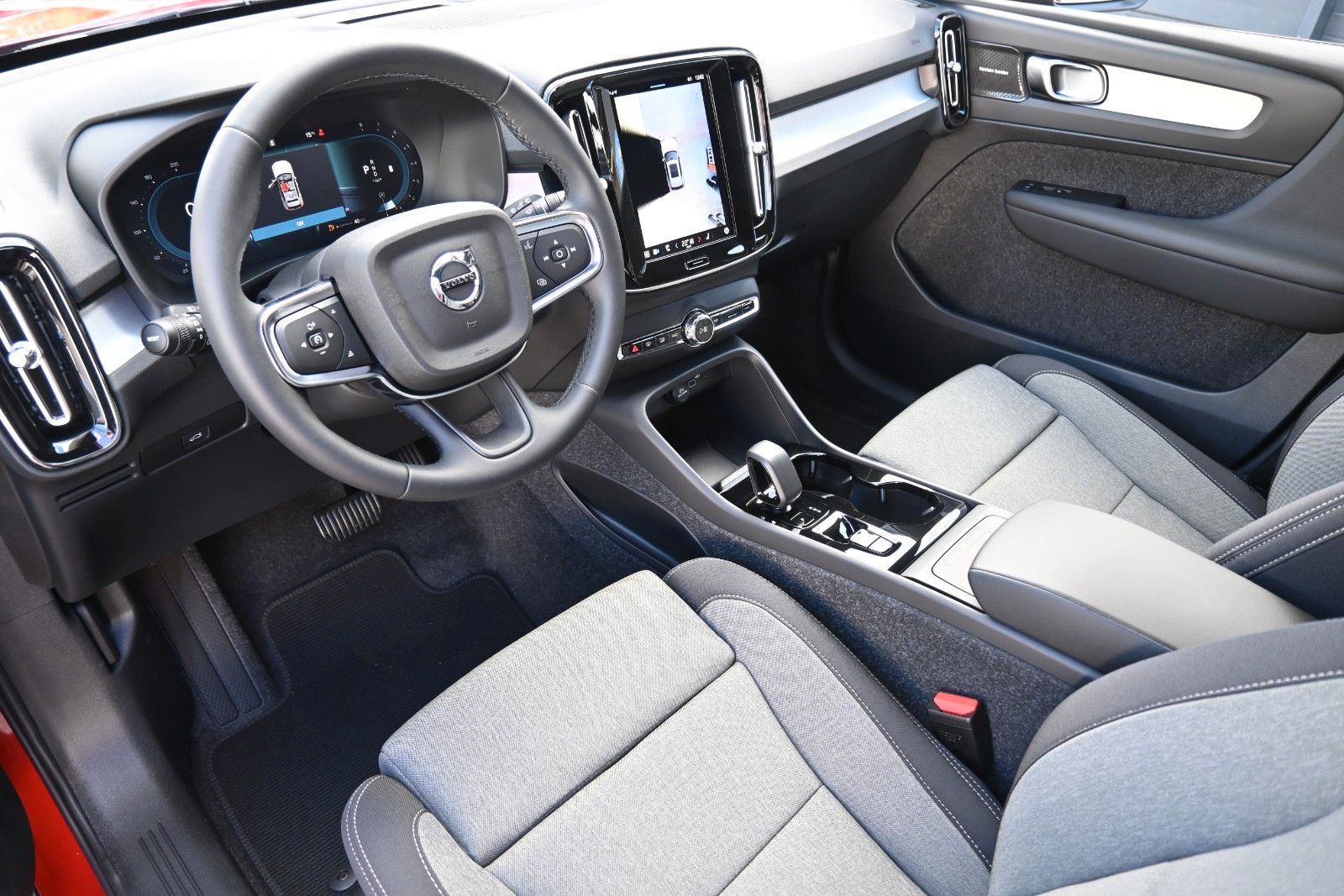 Fahrzeugabbildung Volvo XC40 B3 DKG Plus Dark*Pixel*FSHZG*360°*ACC*AHK