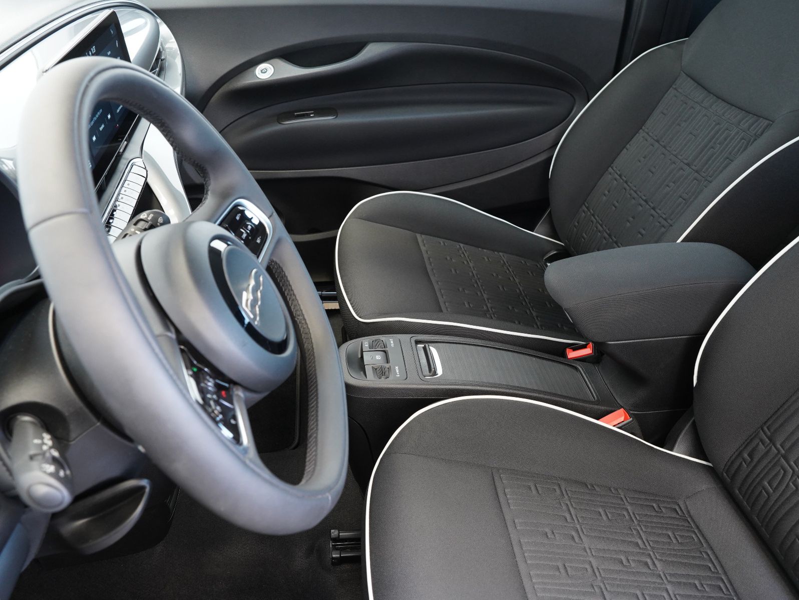 Fahrzeugabbildung Fiat 500e 87KW/42kWh/DC-LADEN/CARPLAY/DAB/SOH/KAMERA