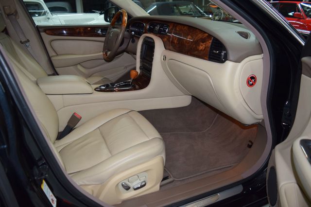 Fahrzeugabbildung Jaguar XJ8 4.2 Liter Sovereign/Schwarz mit beige/Top