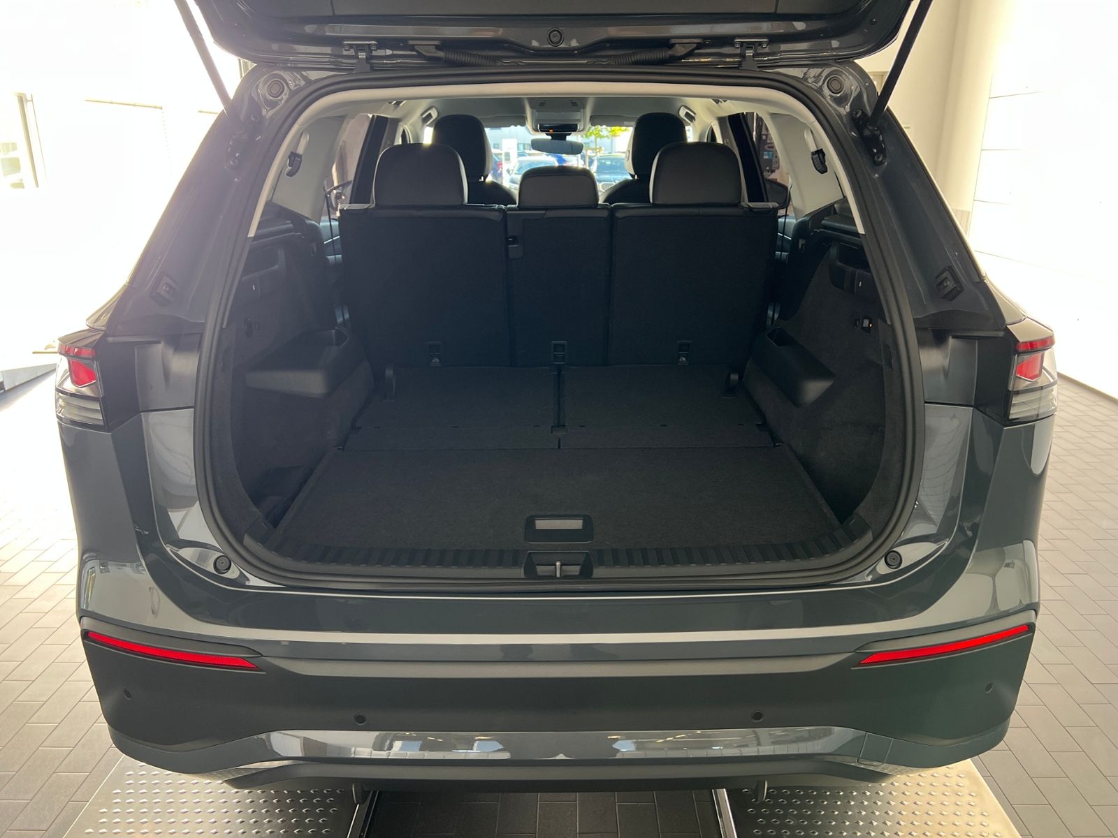 Fahrzeugabbildung Volkswagen Tayron LIFE 1.5 eTSI DSG *AHK, 7-Sitzer, LED, AC