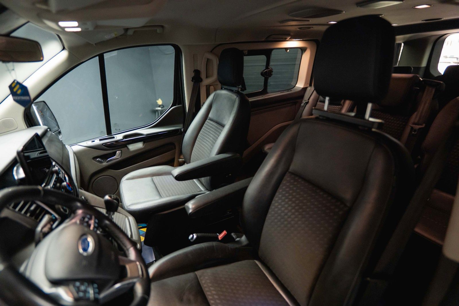 Fahrzeugabbildung Ford Tourneo Custom 320 L2 Sport | 8Sitze | ACC | LED
