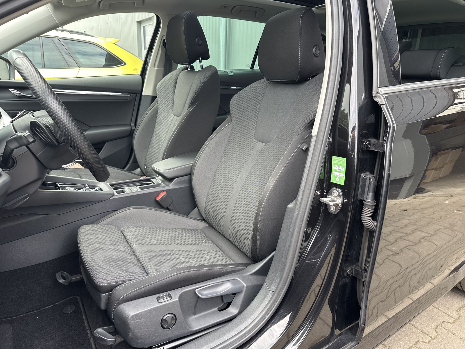 Fahrzeugabbildung SKODA Octavia Combi First Edition NAV+LED+PANO+LHZG+VC