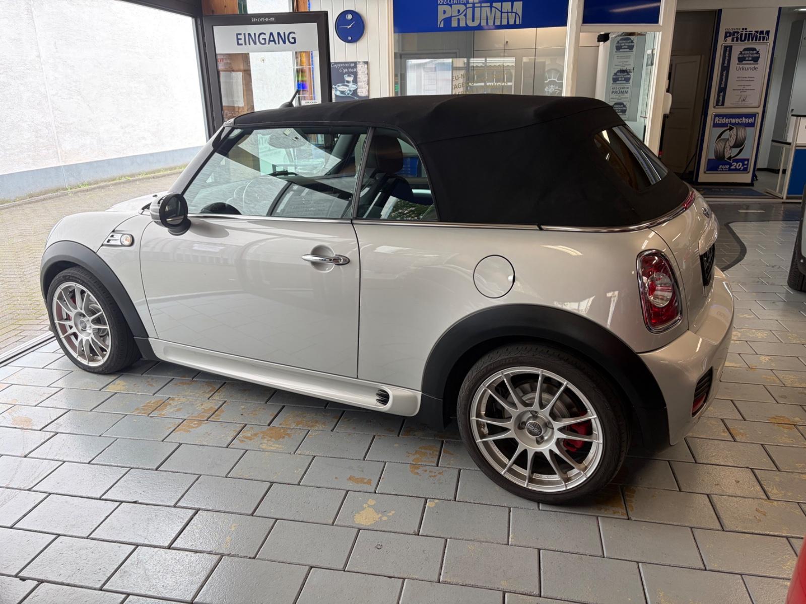MINI John Cooper Works Cabrio JCW