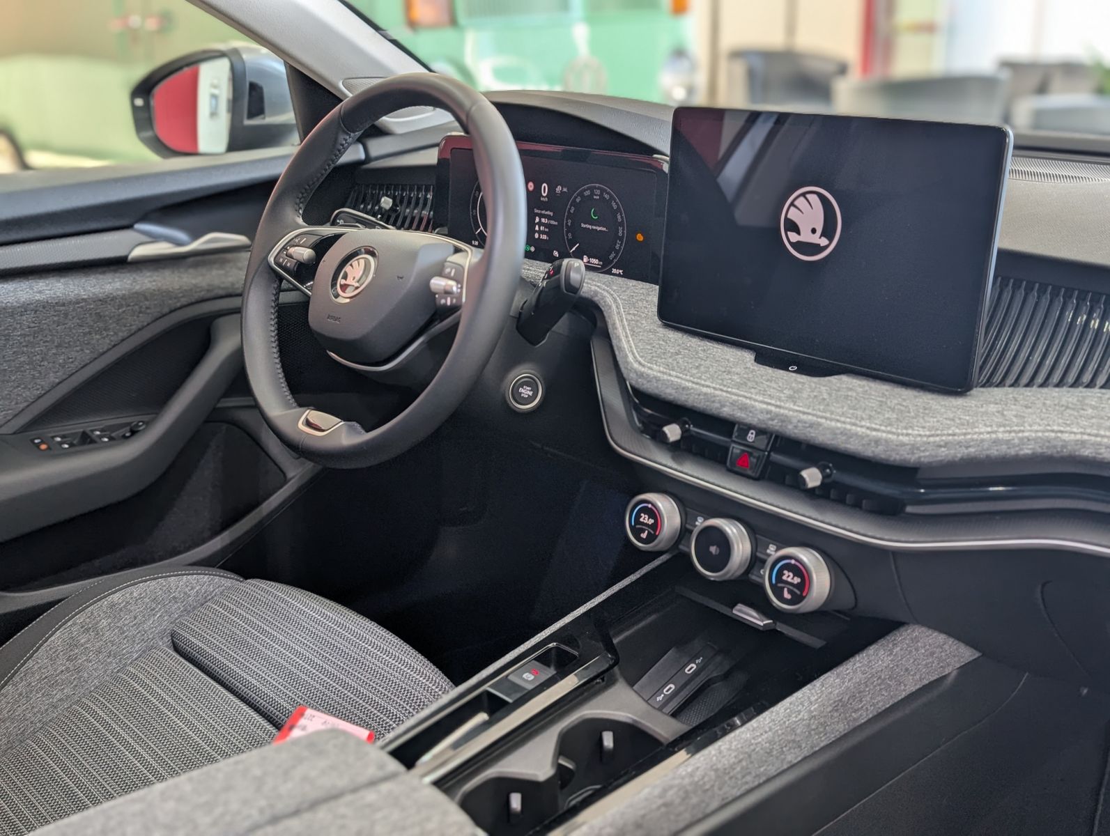 Fahrzeugabbildung SKODA Superb IV 2.0TDI DSG 4x4 MATRIX PANO NEUES MODEL