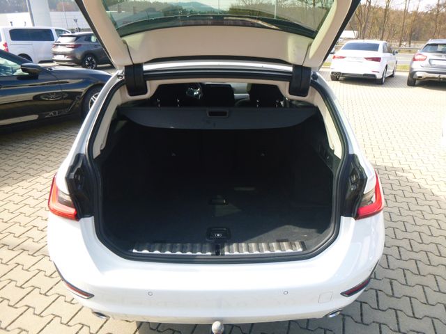 Fahrzeugabbildung BMW 320d Touring >HeadUp/AHK/LED/PANO/PDC/SHZ<