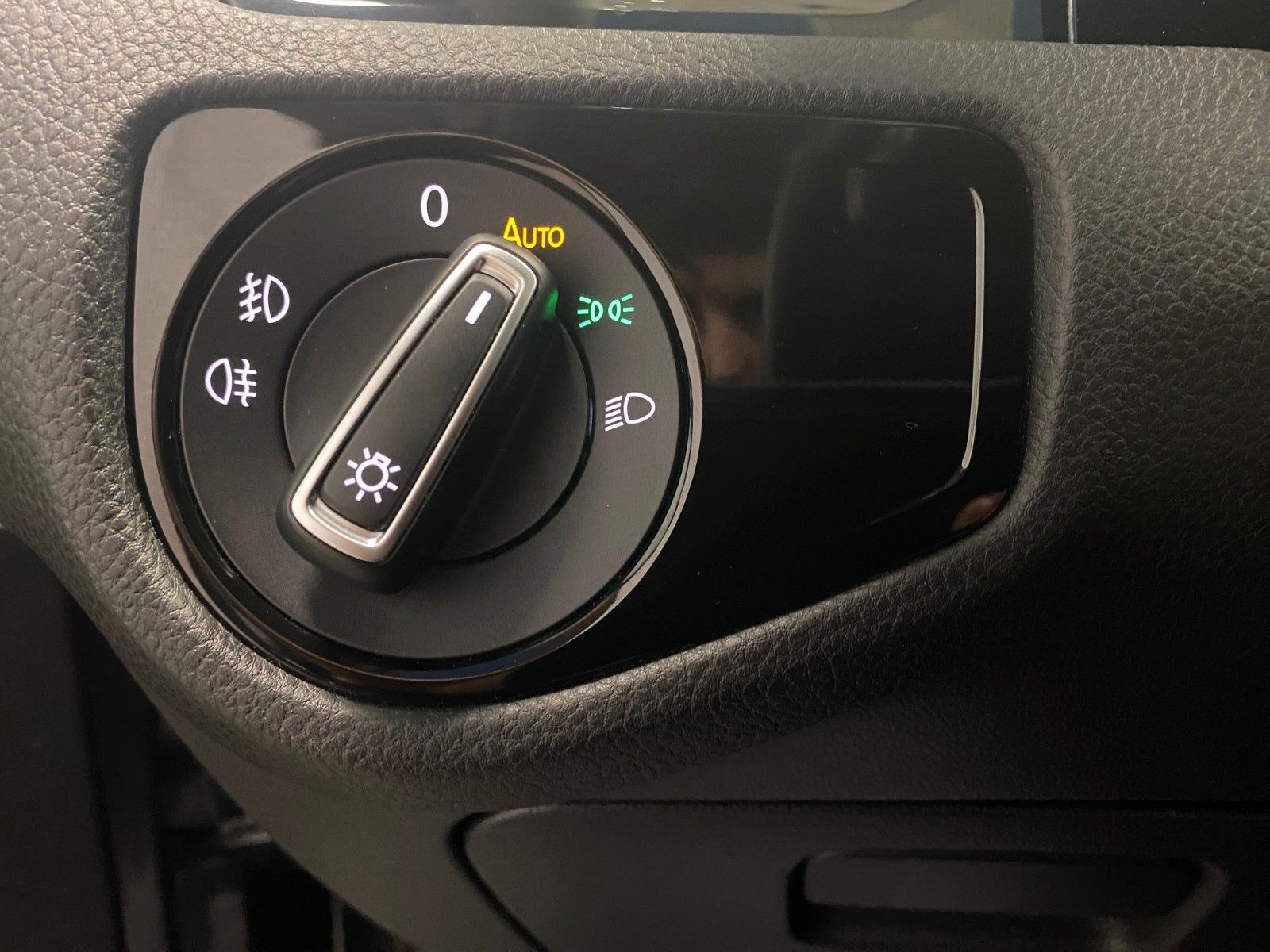 Fahrzeugabbildung Volkswagen Golf 7 1.4 TSI Highline+NAVI+ACC+ergoACTIVE+PDC+