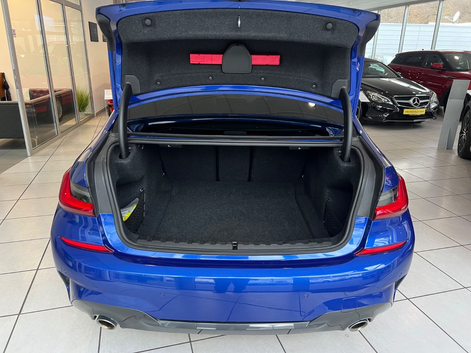 Fahrzeugabbildung BMW 330 i M Sport * Head-Up *Ambiente* LEDER *