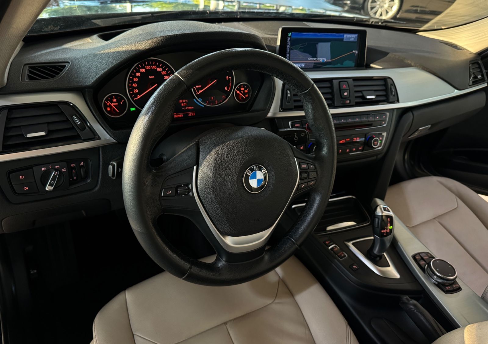 Fahrzeugabbildung BMW 320d Modern Line Panorama Kamera HUD Komfort