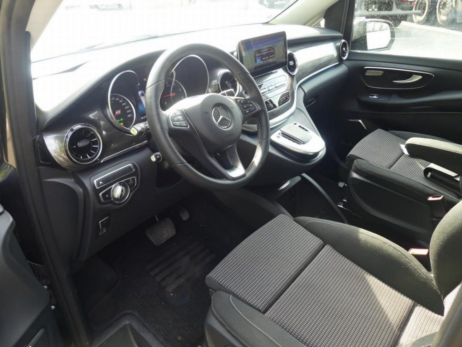 Fahrzeugabbildung Mercedes-Benz V 300 d L EDITION DISTRO AHK MBUX ILS el.Heckkla