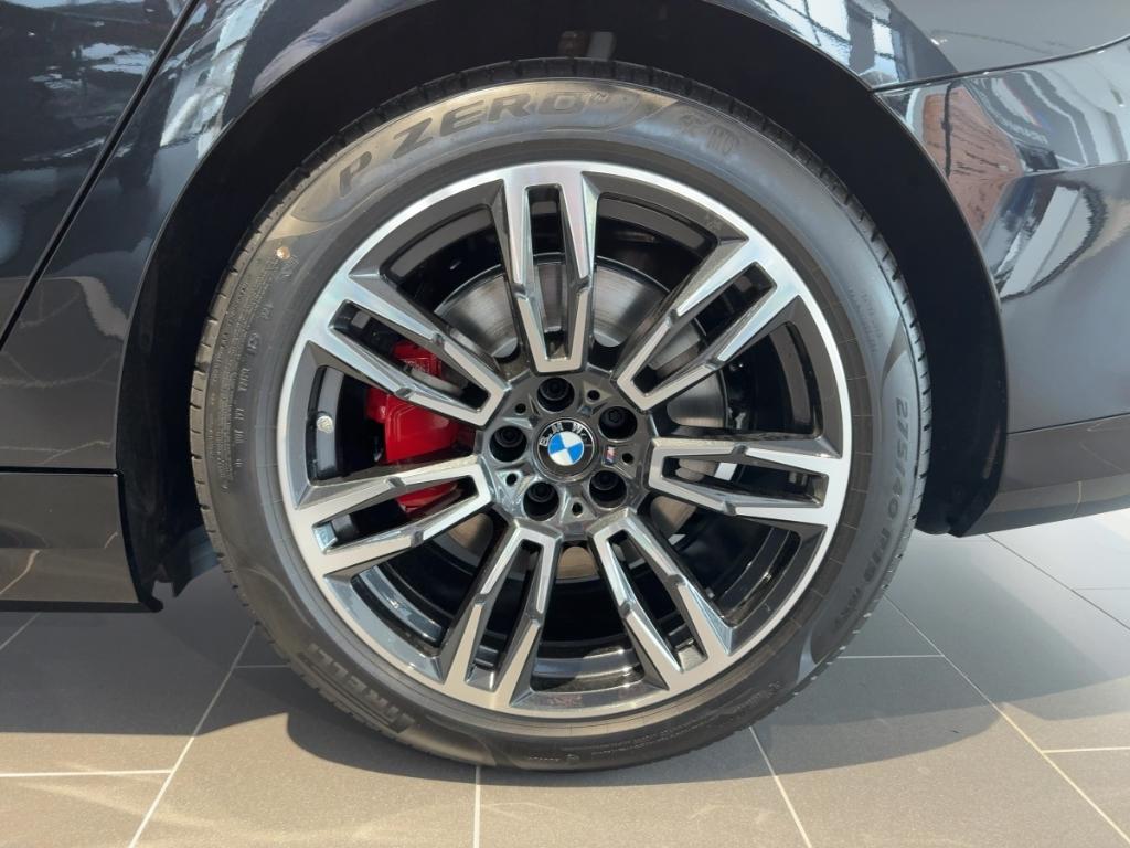 BMW i5 eDrive40 Sportpaket HUD AHK-klappbar AHK Navi