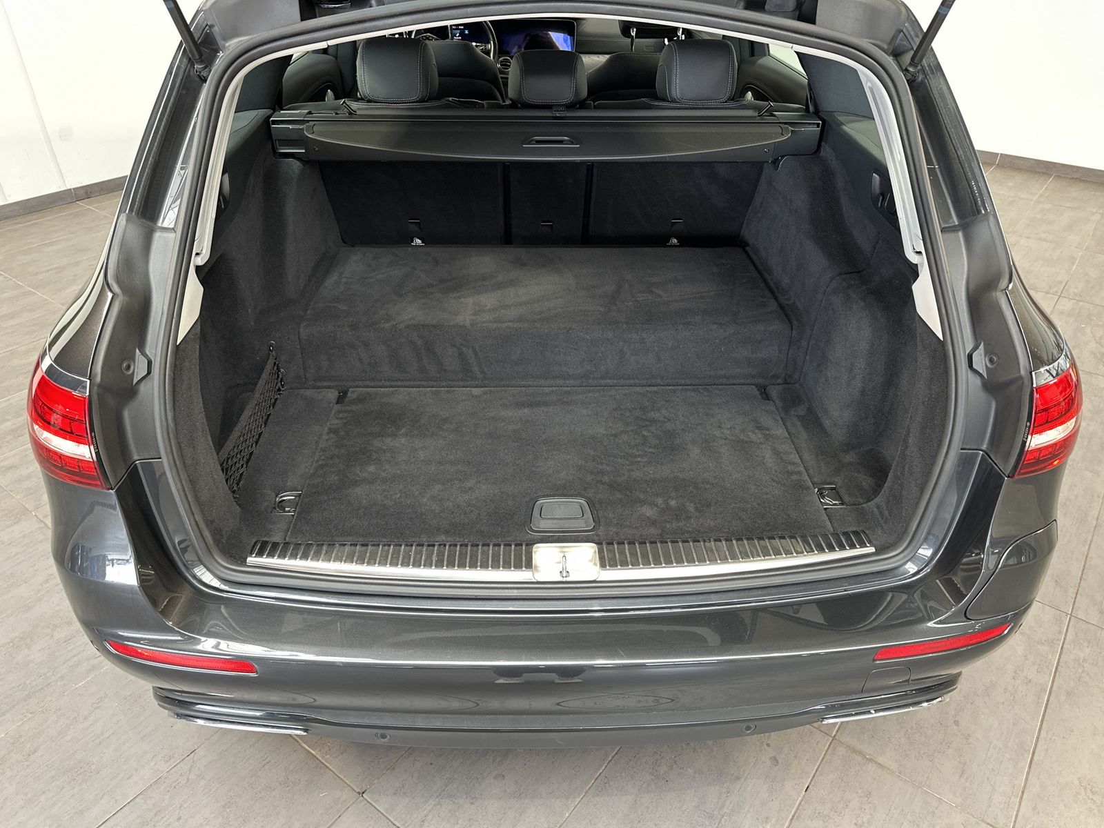 Fahrzeugabbildung Mercedes-Benz E 300de T 4M Avantgarde NAV+LED+AHK+WIDE+360°+PP