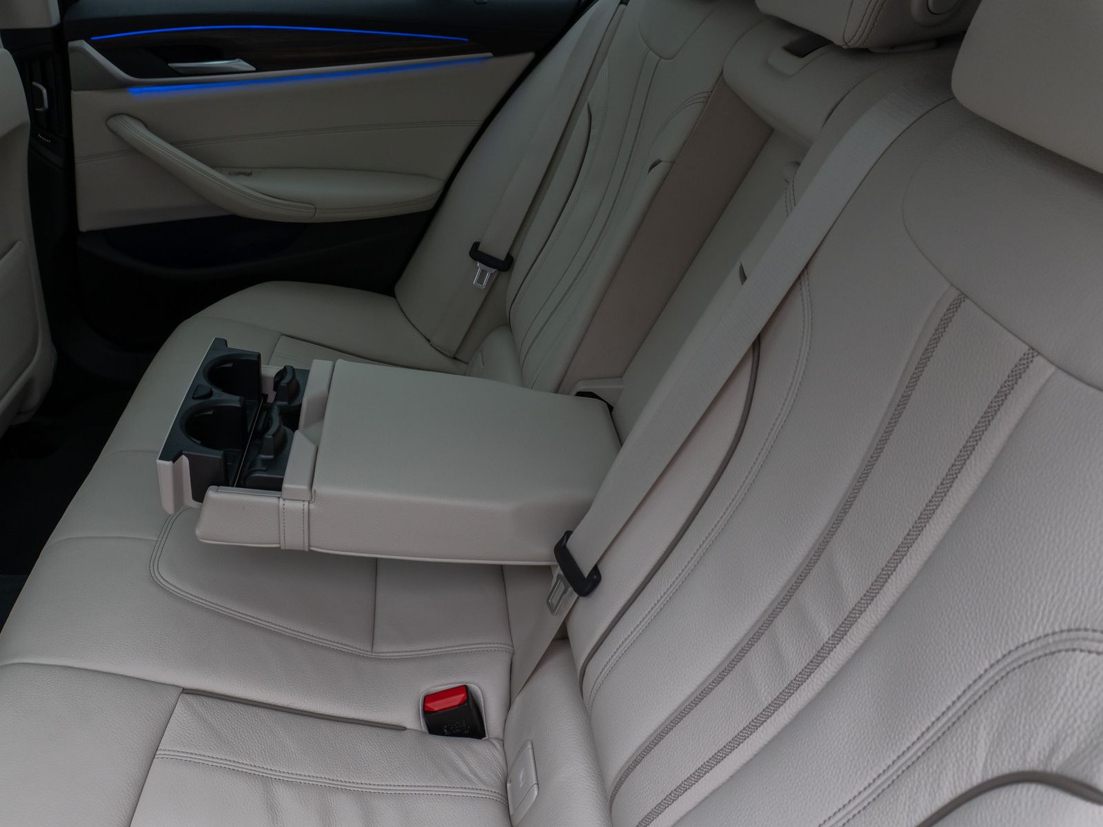 Fahrzeugabbildung BMW 530d Luxury Line Panorama Kamera HUD DAB Sport