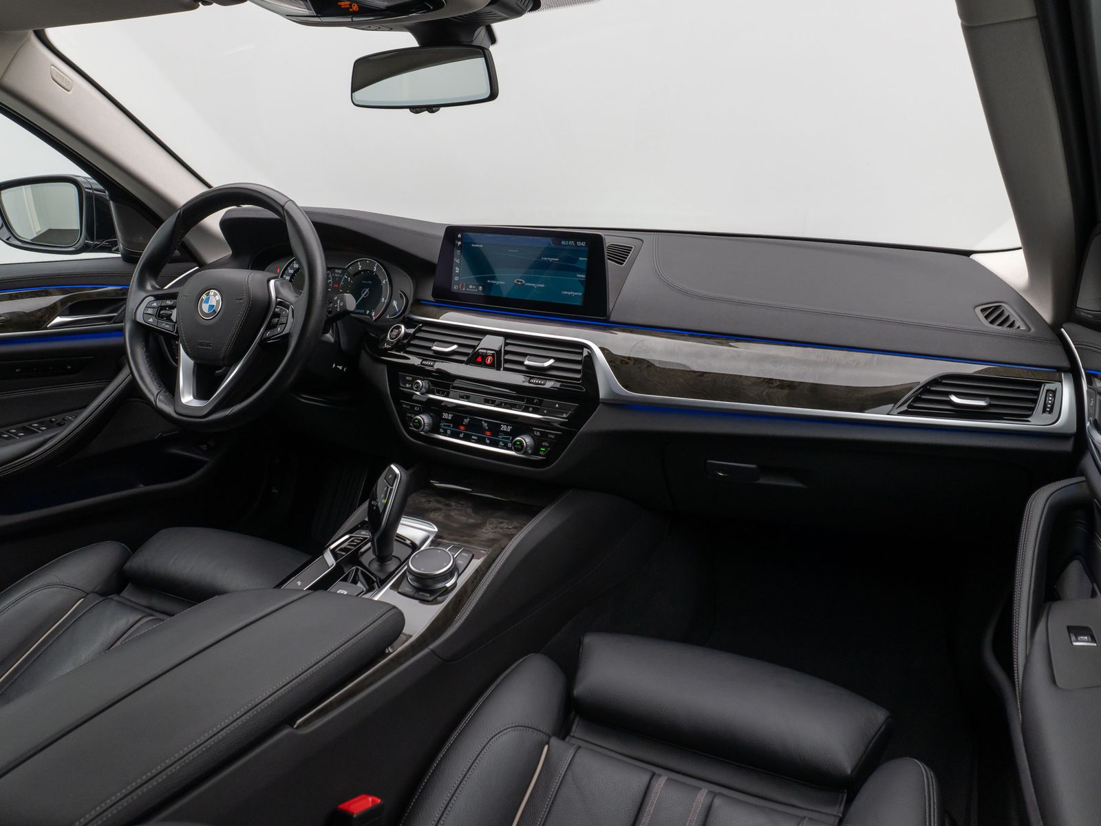 Fahrzeugabbildung BMW 520d Luxury Line Kamera HUD H/K Massage DisplKey