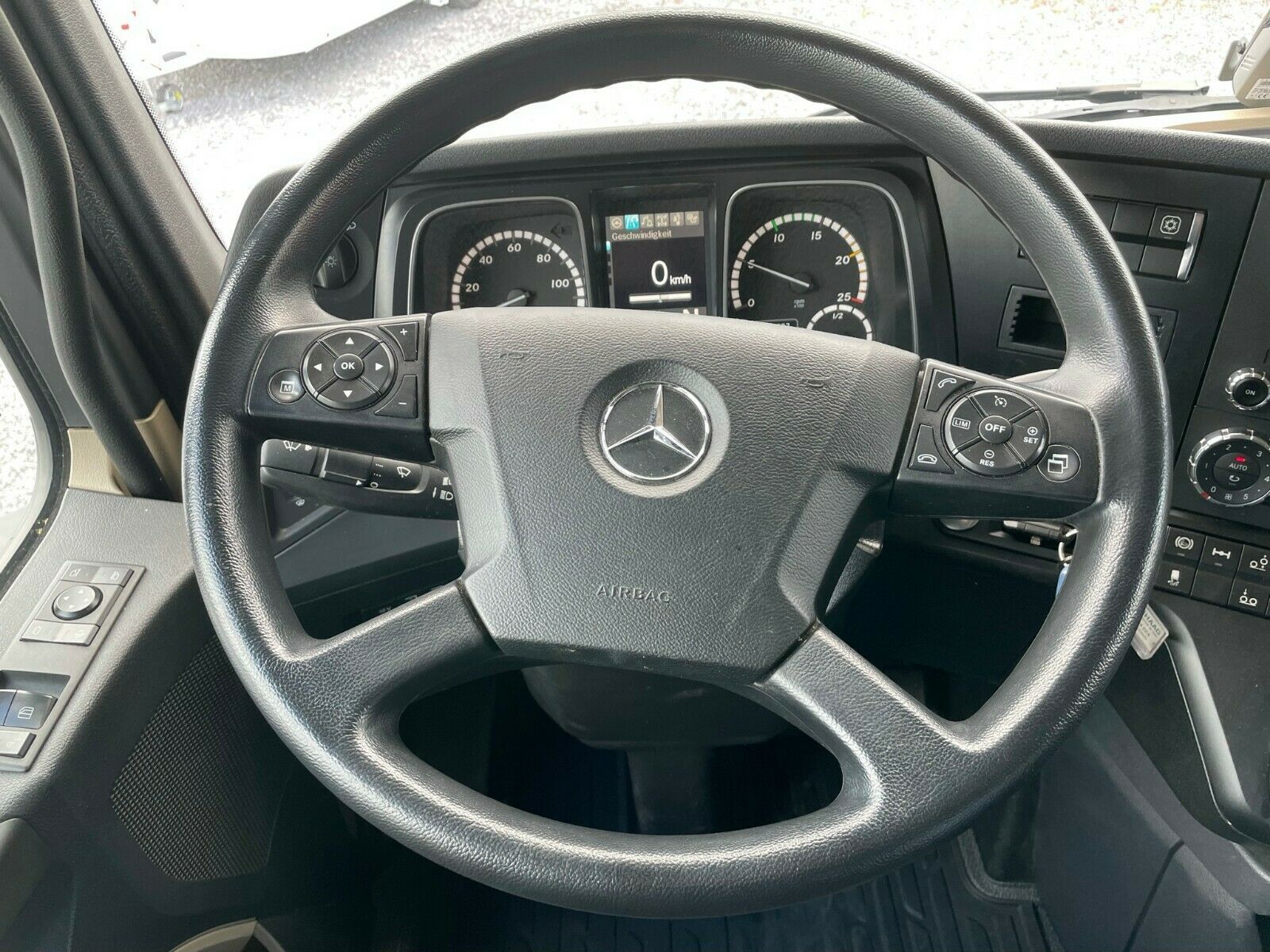 Fahrzeugabbildung Mercedes-Benz Actros  2545 L