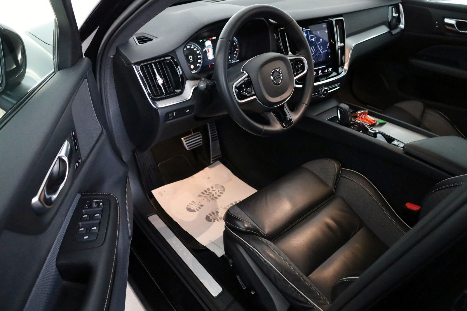 Fahrzeugabbildung Volvo V60 R Design,Leder,Sportsitz,Navi,LED,Memory,AHK