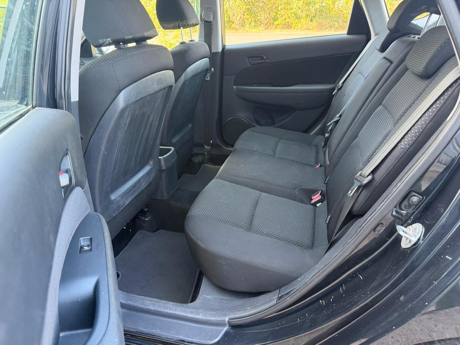 Hyundai i30 2011 — photo 8