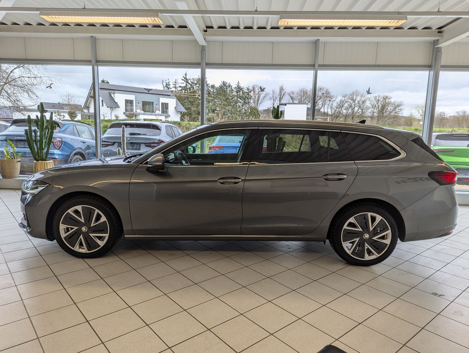 Fahrzeugabbildung SKODA Superb 2.0 TDI 4x4 Selection Matrix AHK 5J Garan