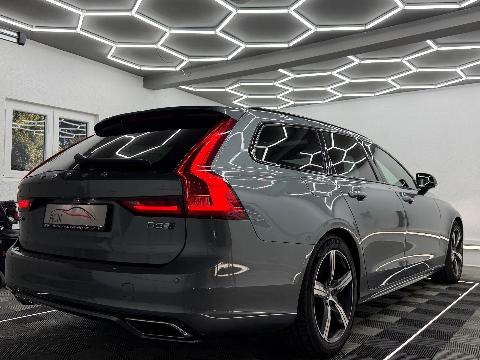 Fahrzeugabbildung Volvo V90 Kombi R Design D5 AWD/MEMORY/AHK/LED/KAM