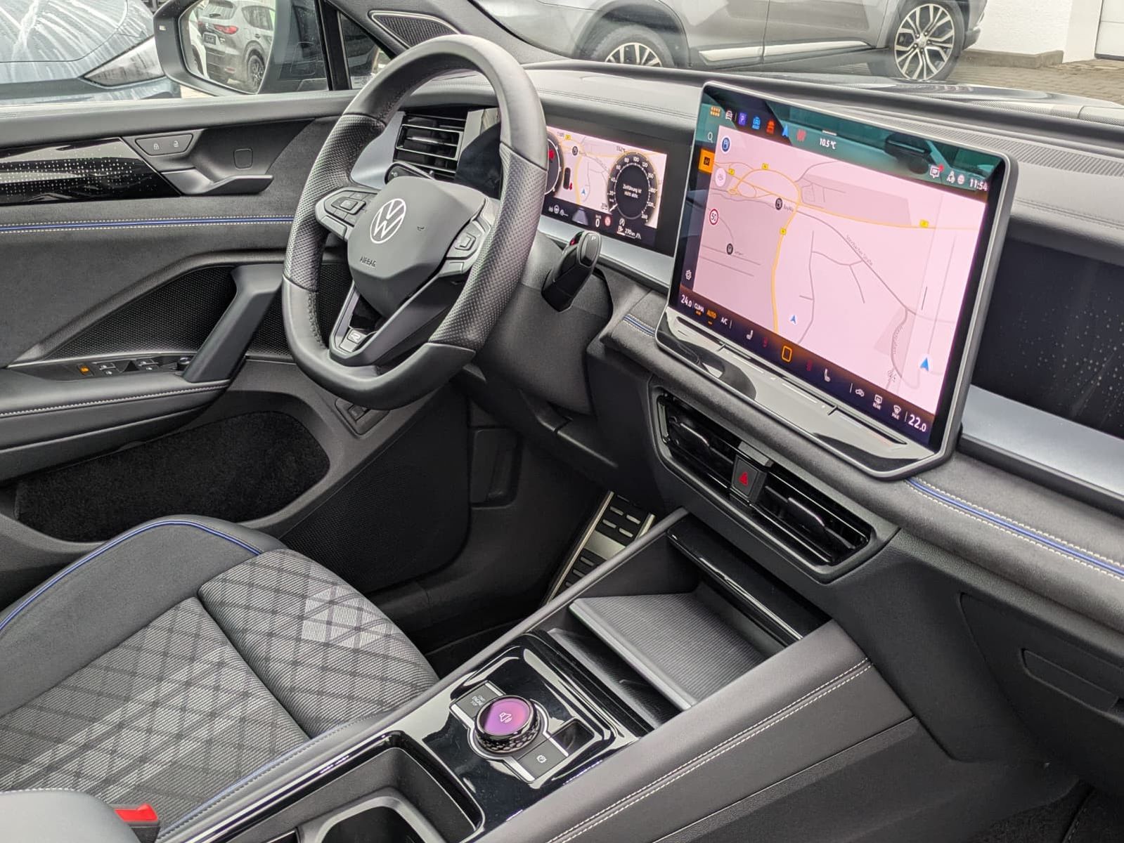 Fahrzeugabbildung Volkswagen Tayron 2.0 TDI 4M R-Line BLACK*7Si*MATRIX*PANO