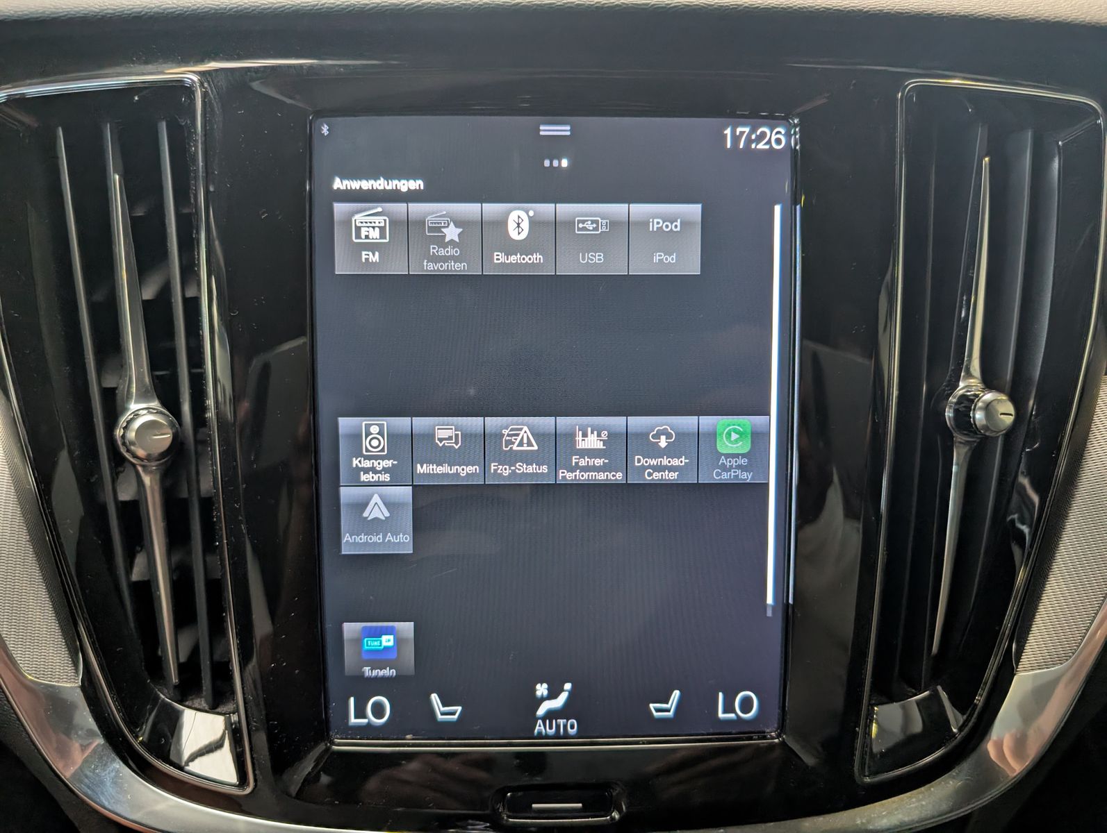 Fahrzeugabbildung Volvo V60 T8 R-Design AWD H/K Cam HUD StHz Pano AHK