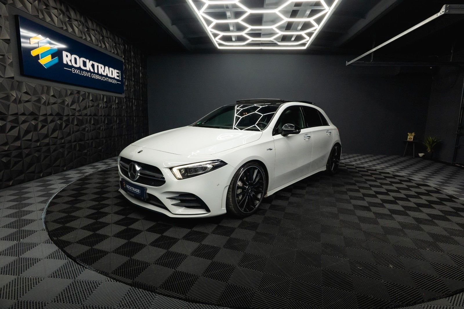 Fahrzeugabbildung Mercedes-Benz A 35 AMG 4Matic Night-Paket *Pano*LED*ACC*DAB*