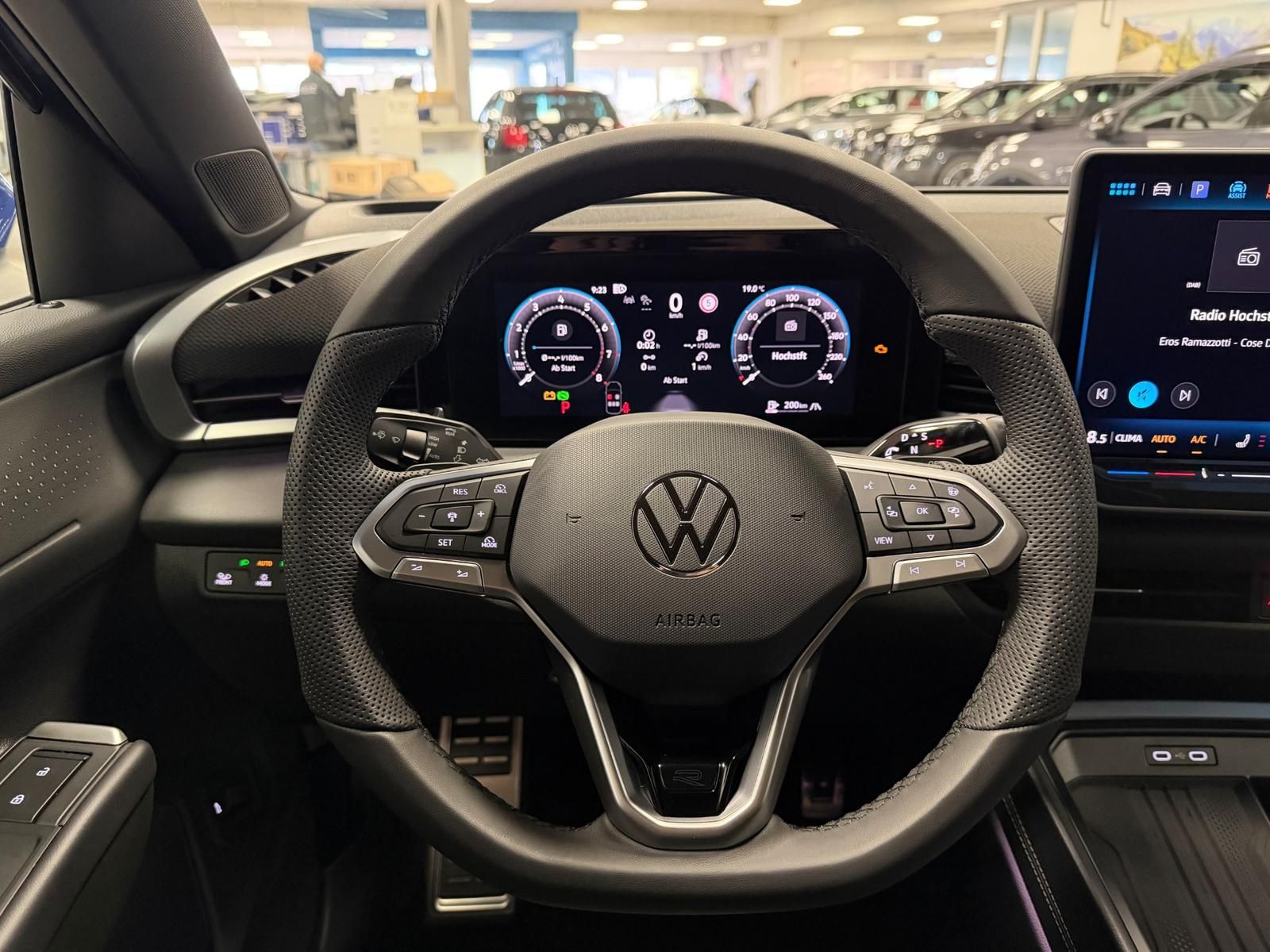 Fahrzeugabbildung Volkswagen T-Roc 1.5 eTSI DSG R-Line+AHK+ACC+TOTWINKEL+RFK+