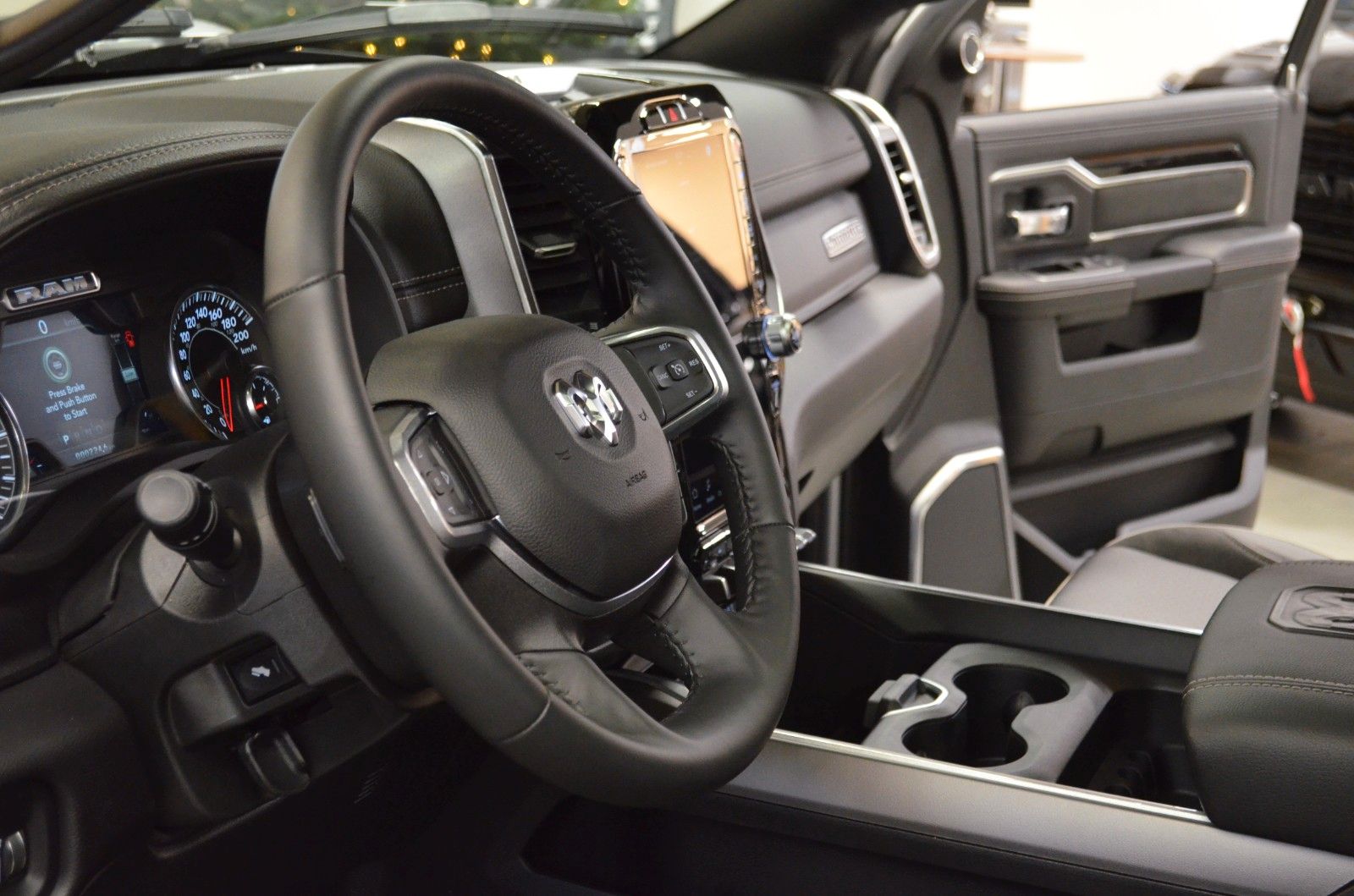 Fahrzeugabbildung Dodge RAM 2500 Laramie NIGHT Mega Cab 4x4