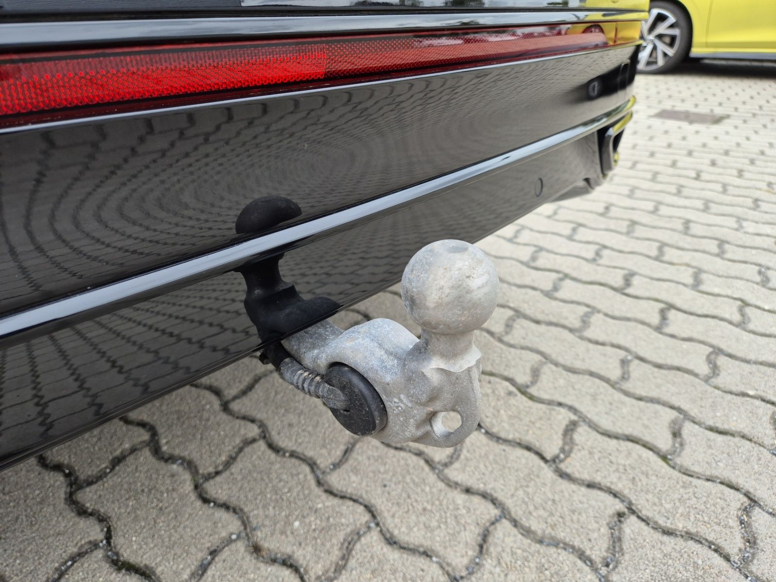 Fahrzeugabbildung Volkswagen Tiguan TDI R-Line DSG 4M Matrix STHZ AHK ACC Nav