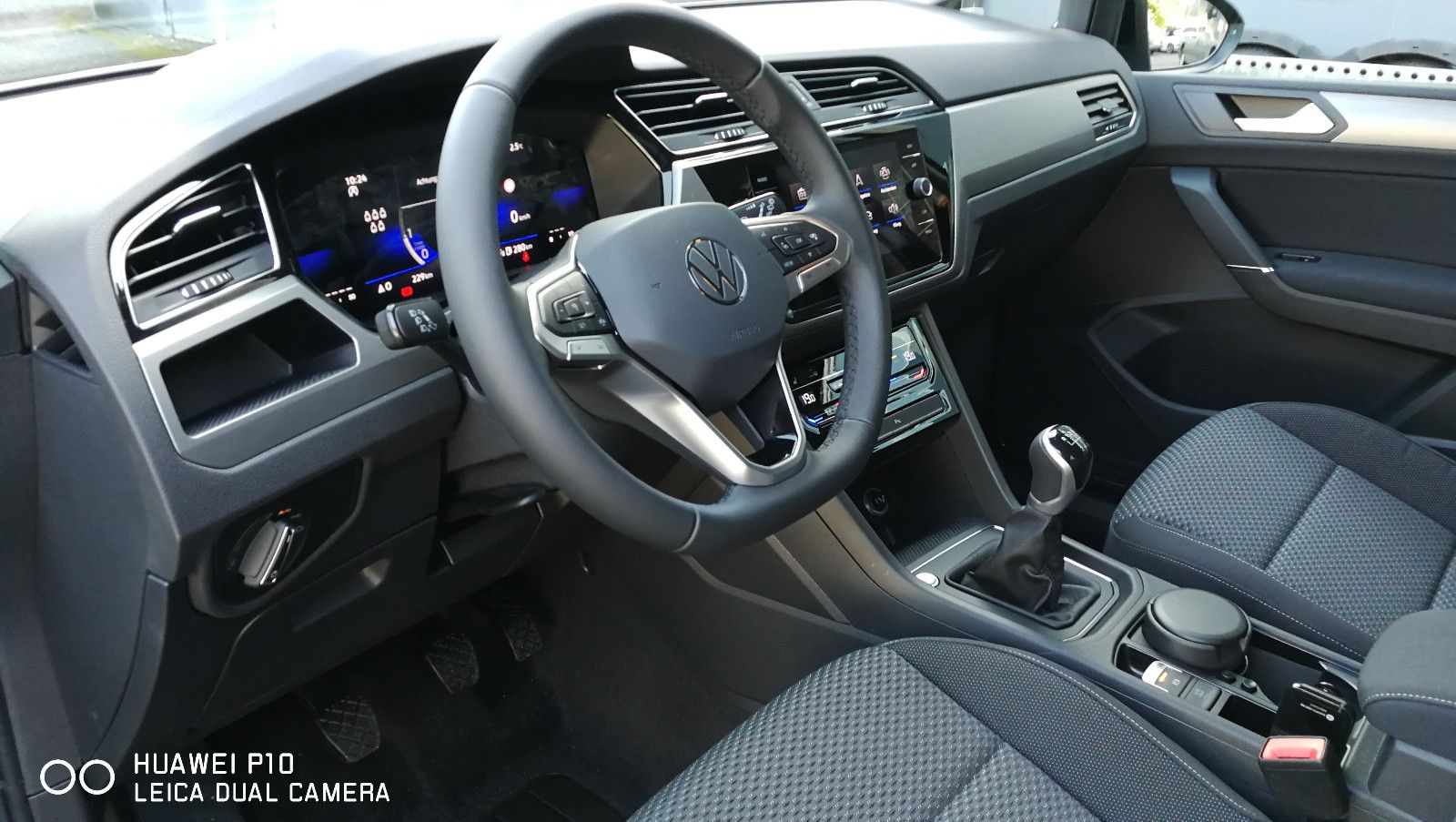 Volkswagen Touran 1.5 TSI 7 Sitze AHK Navi Side Digital – Autohaus