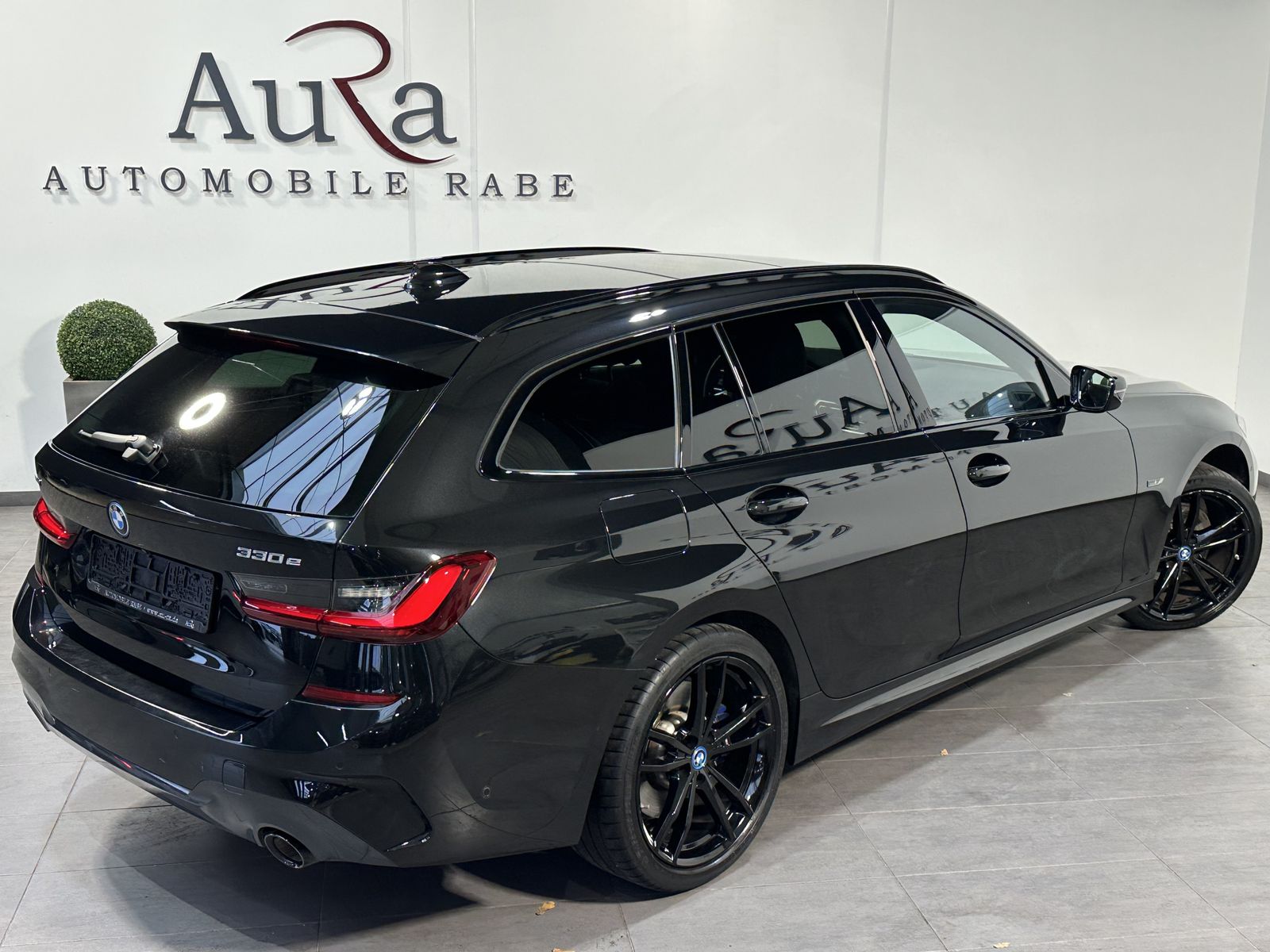 Fahrzeugabbildung BMW 330e Touring xDrive M-Sport NAV+LASER+PANO+HUD