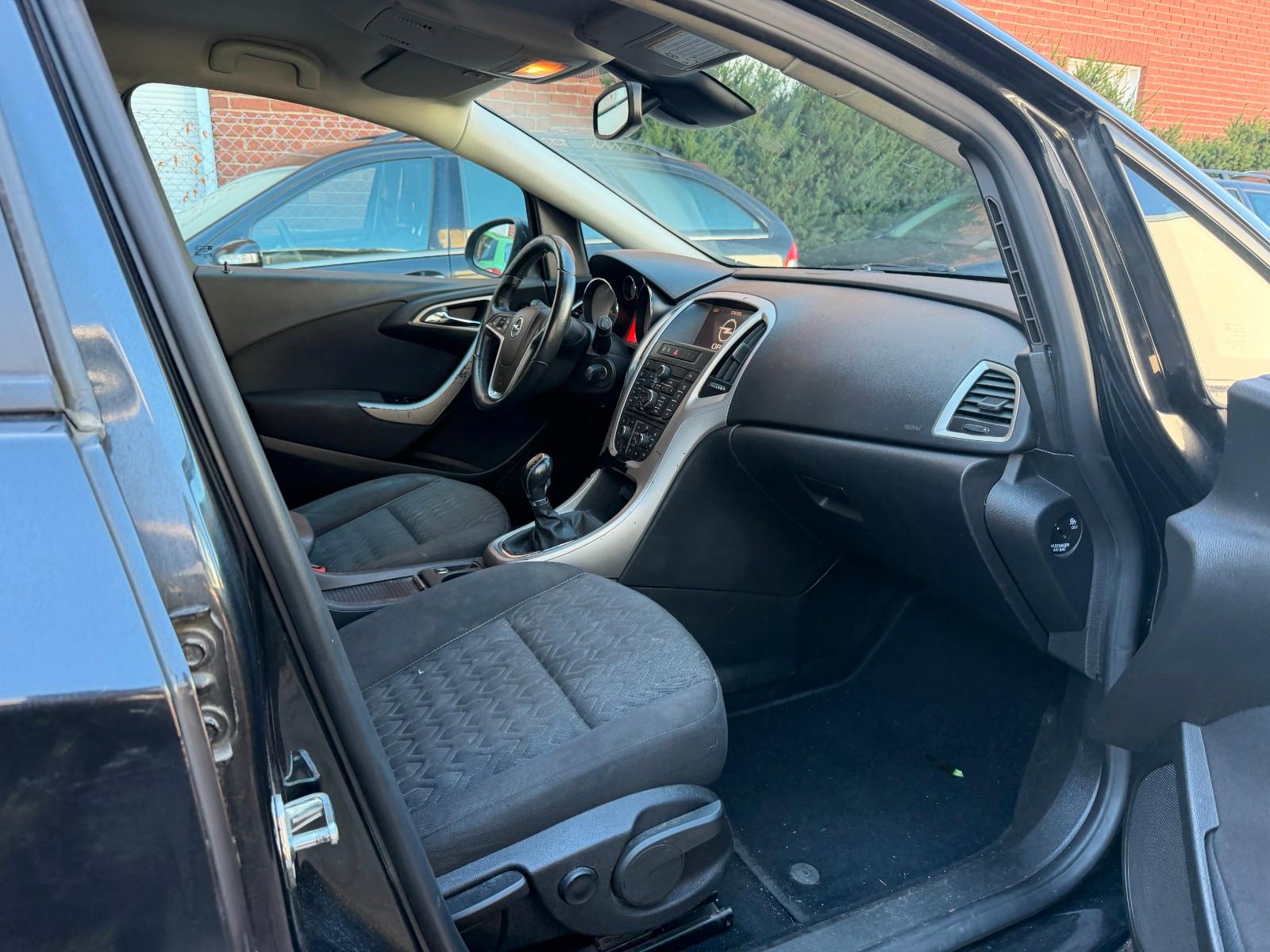 Opel Astra 2013 — photo 11