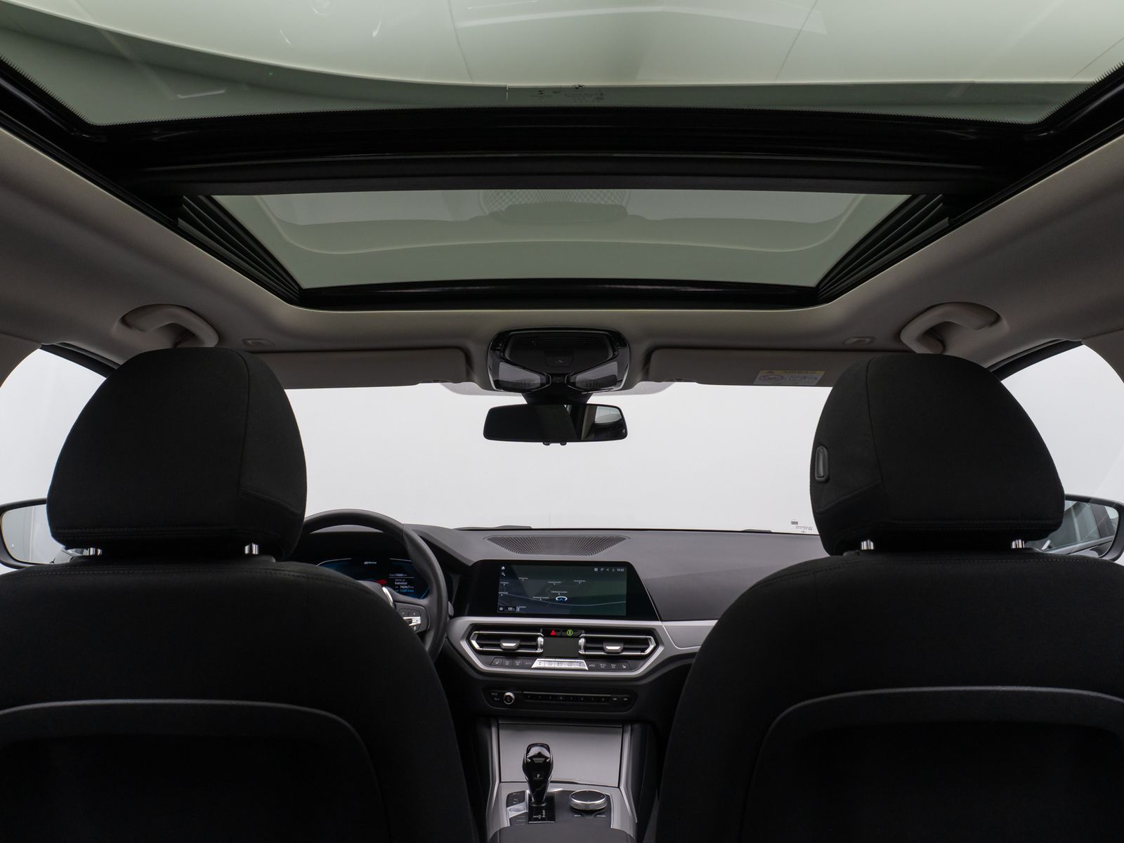 Fahrzeugabbildung BMW 330e Panorama Kamera DAB WLAN Lenkrhzg Alarm LED