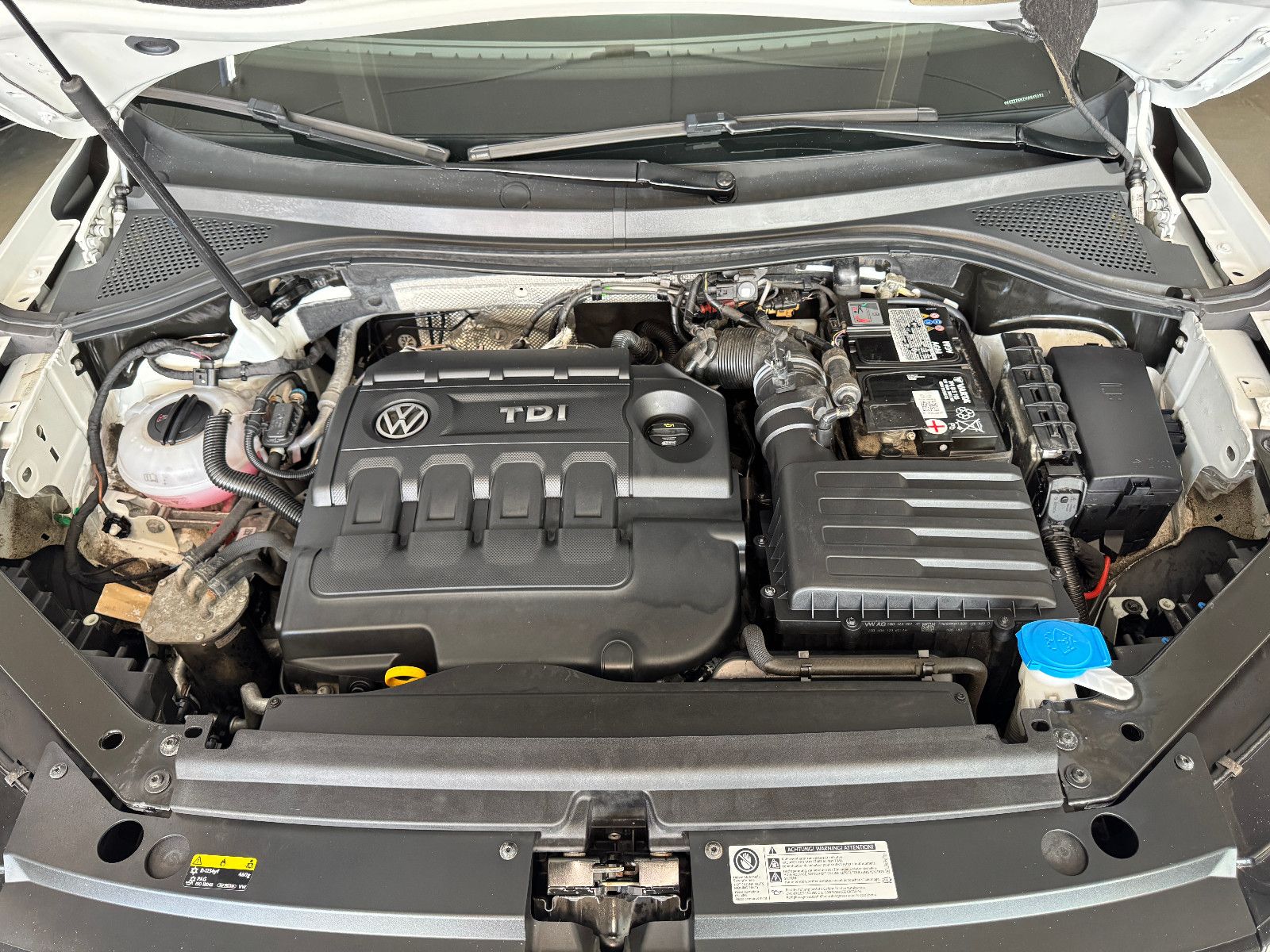 Fahrzeugabbildung Volkswagen Tiguan DSG 4MO 3X R-LINE PANO MEMORY BLACK STYLE