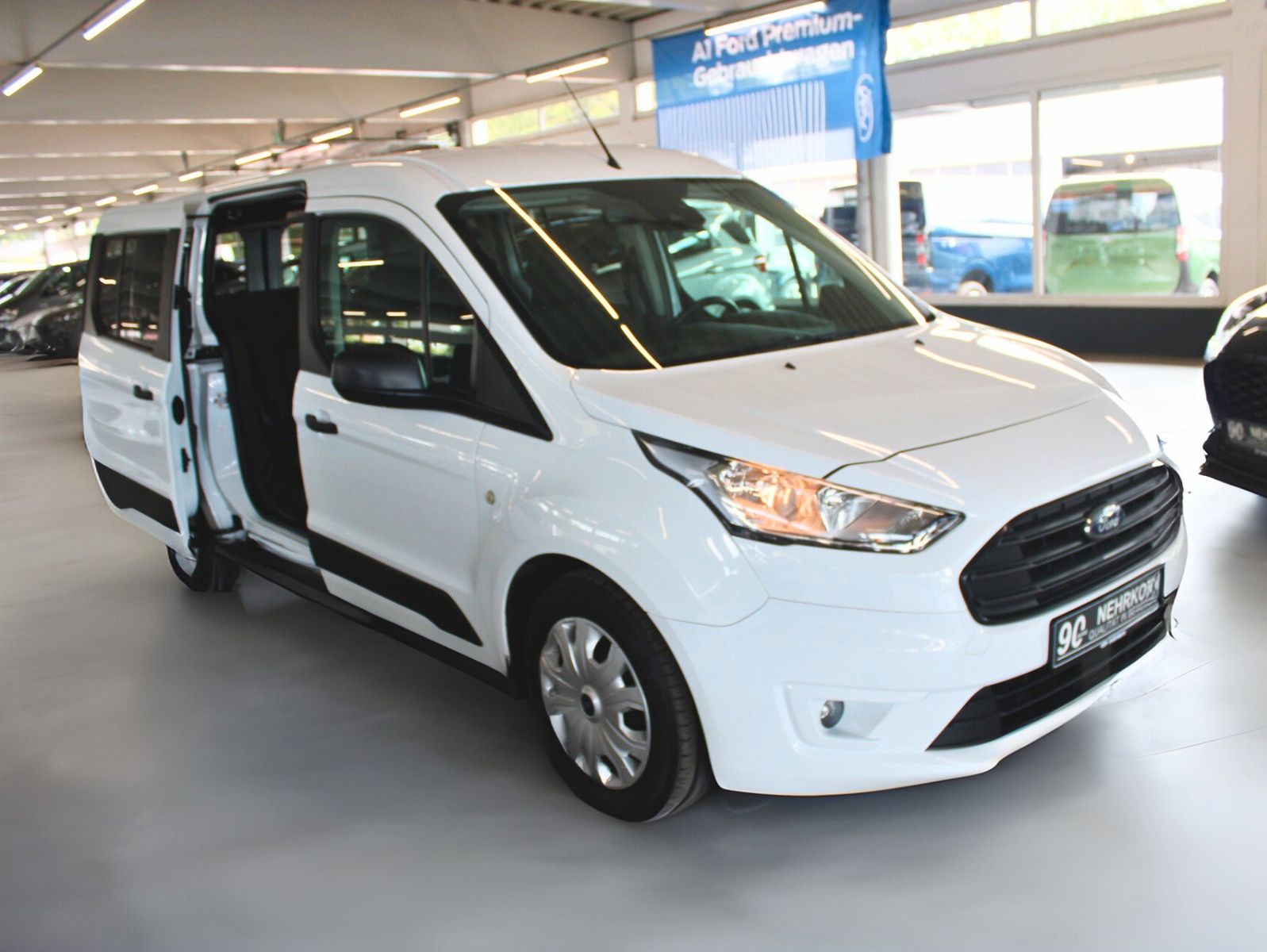 Fahrzeugabbildung Ford Transit Connect L2 Rollstuhlrampe Heckausschnitt