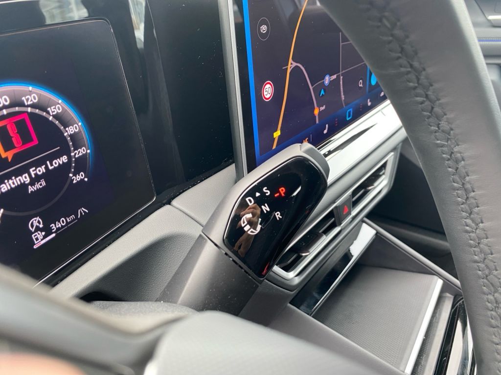 Fahrzeugabbildung Volkswagen Tiguan 1.5 eTSI DSG R-Line AHZV IQ Matrix Navi
