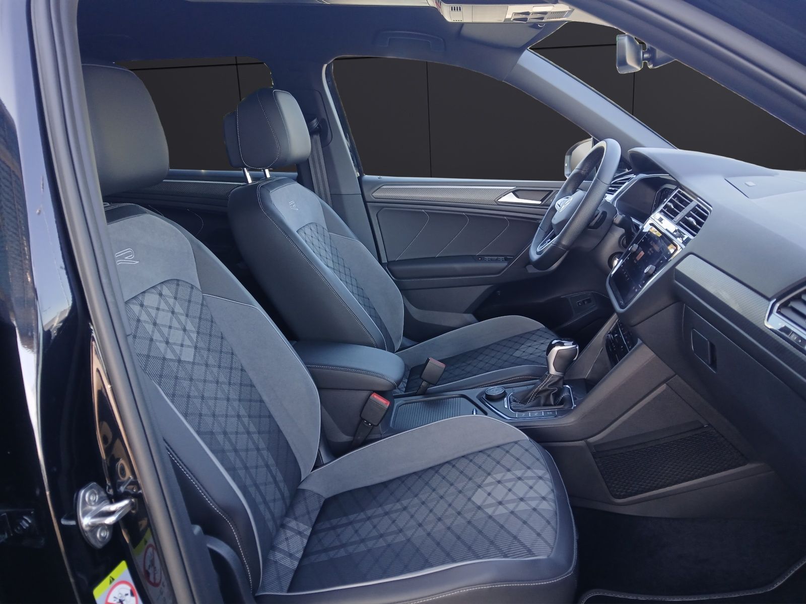 Fahrzeugabbildung Volkswagen Tiguan Allspace TSI R-Line DSG 4M Matrix Navi AI