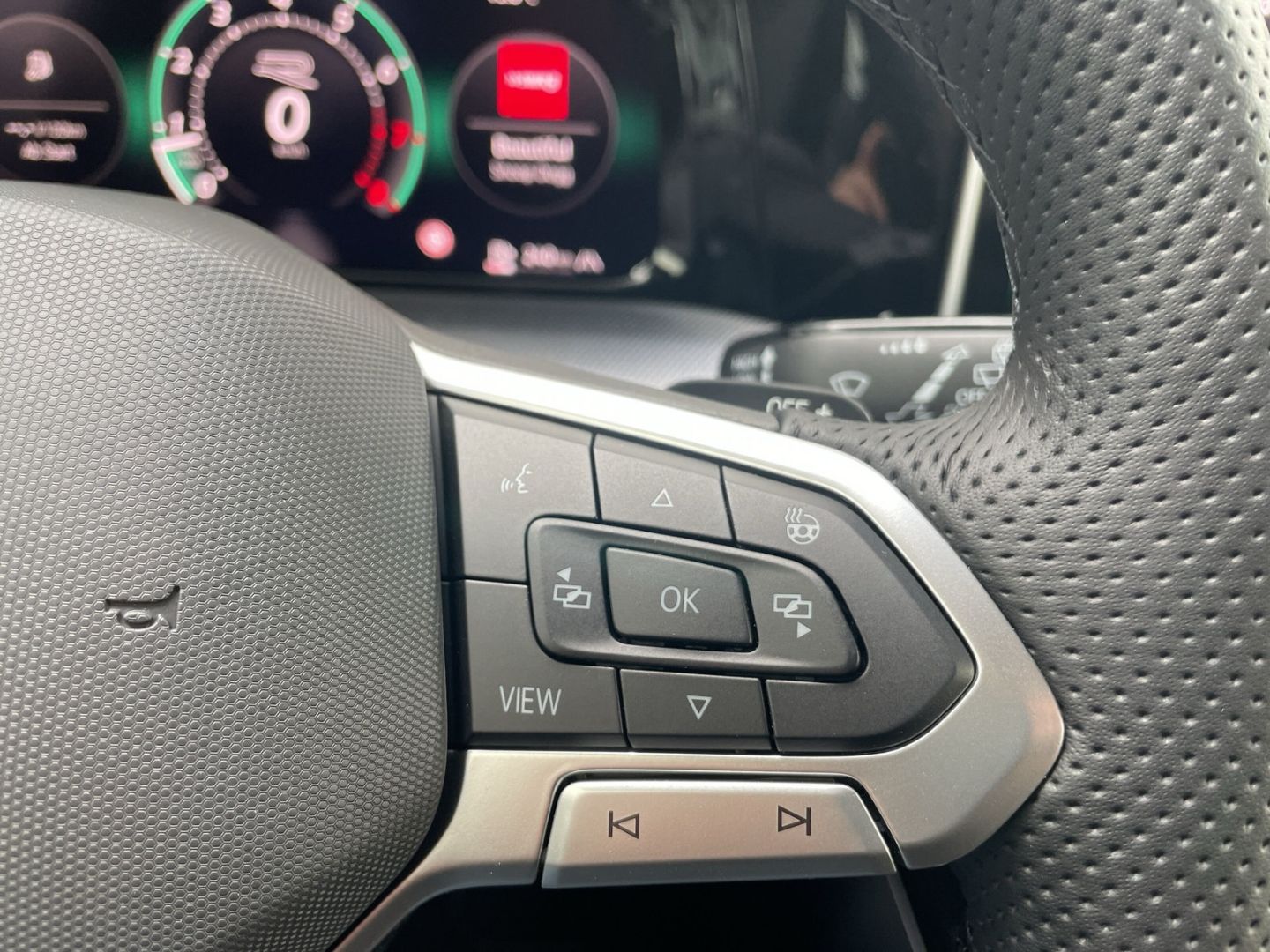 Golf VIII 1.5 eTSI DSG R-Line AHK/360°Kamera/HUD